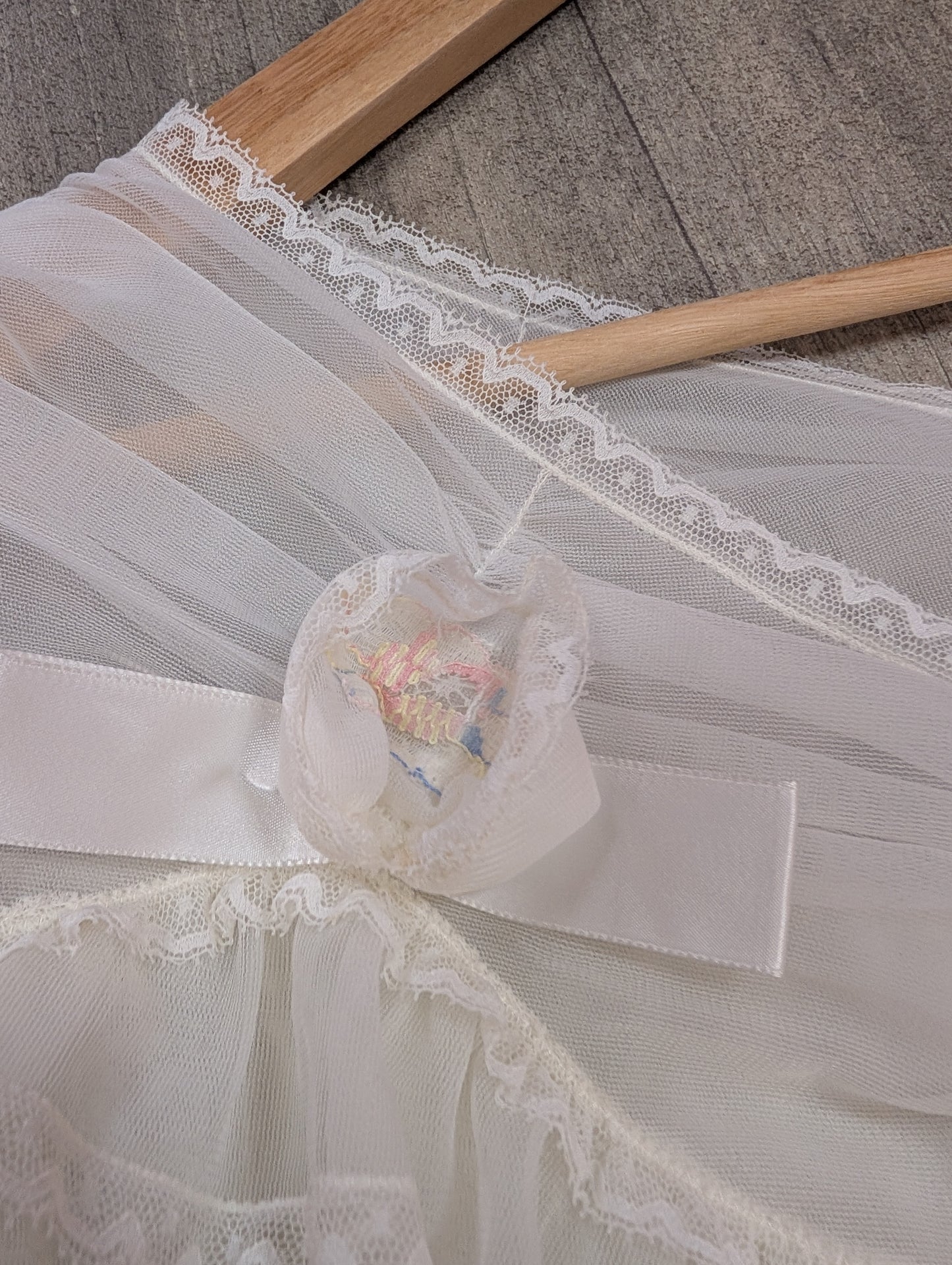 1960s Kayser Bondor flouncy negligee/dressing gown