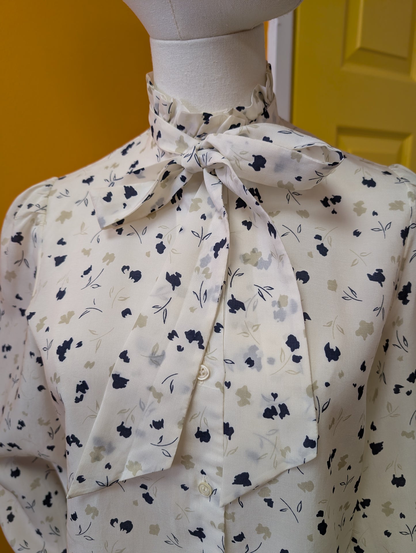 Windsmoor blouse with neck tie - S