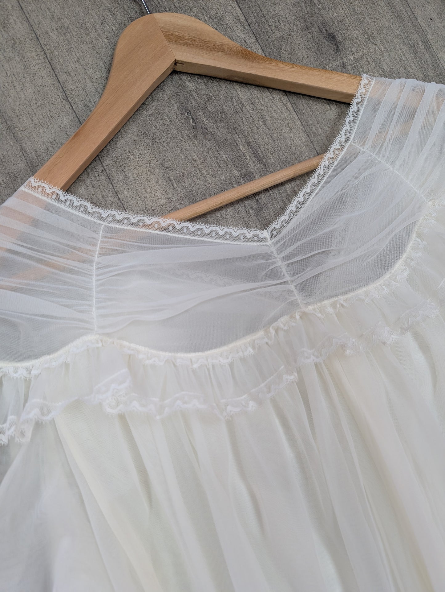 1960s Kayser Bondor flouncy negligee/dressing gown