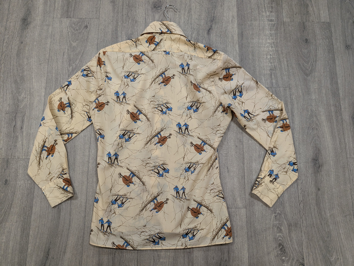 1970s novelty skiing print dagger collar shirt