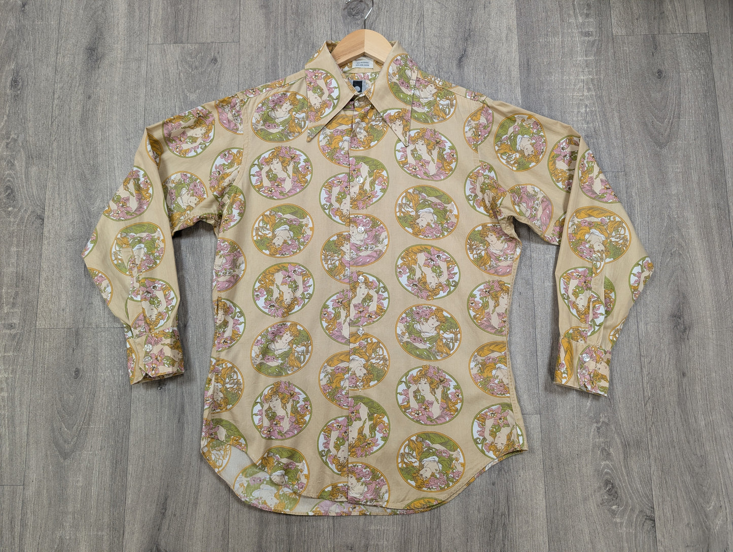 1970s Alphonse Mucha Art Nouveau novelty print dagger collar shirt
