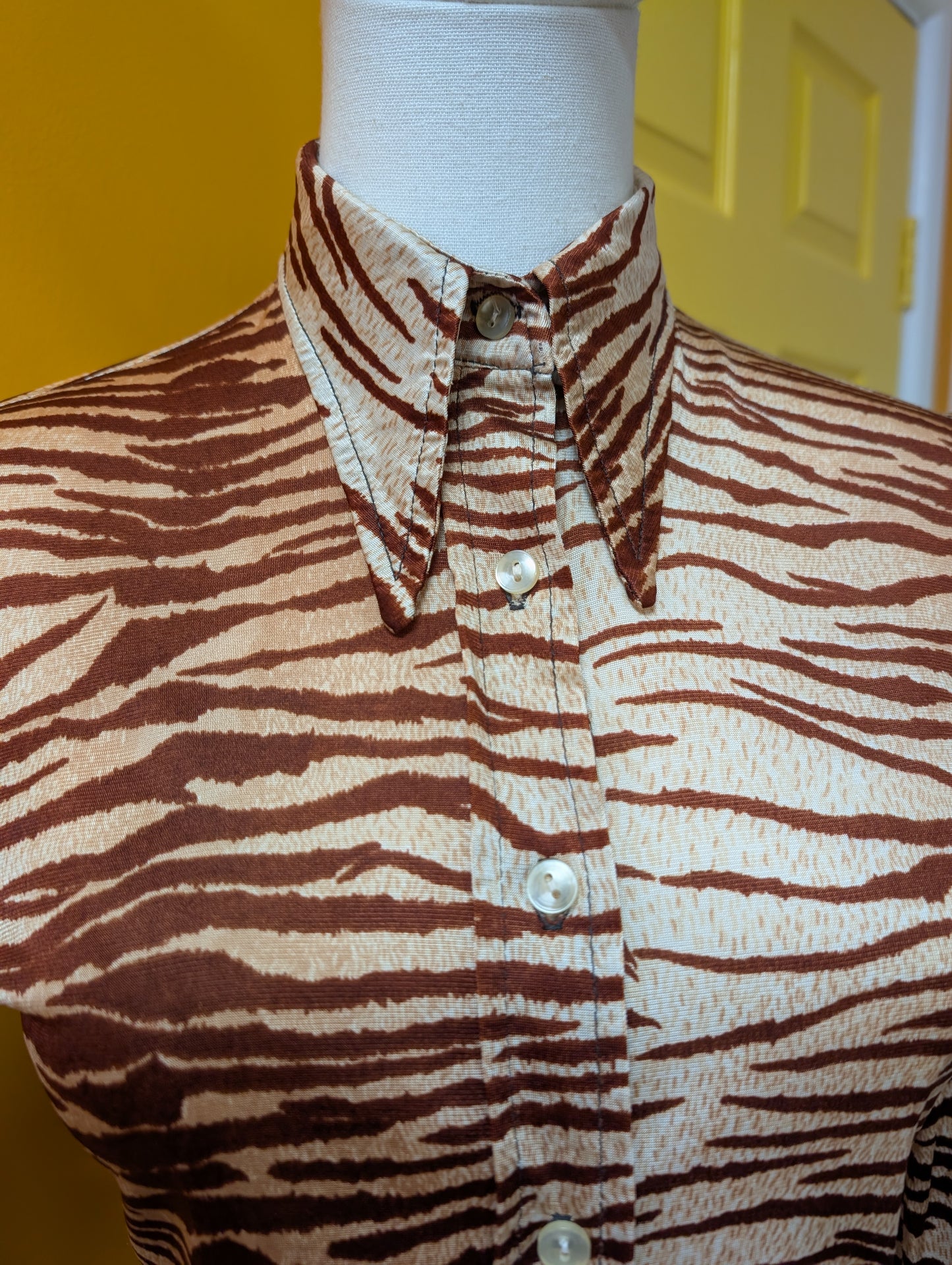 1970s Burlesque animal print dagger collar shirt - XS