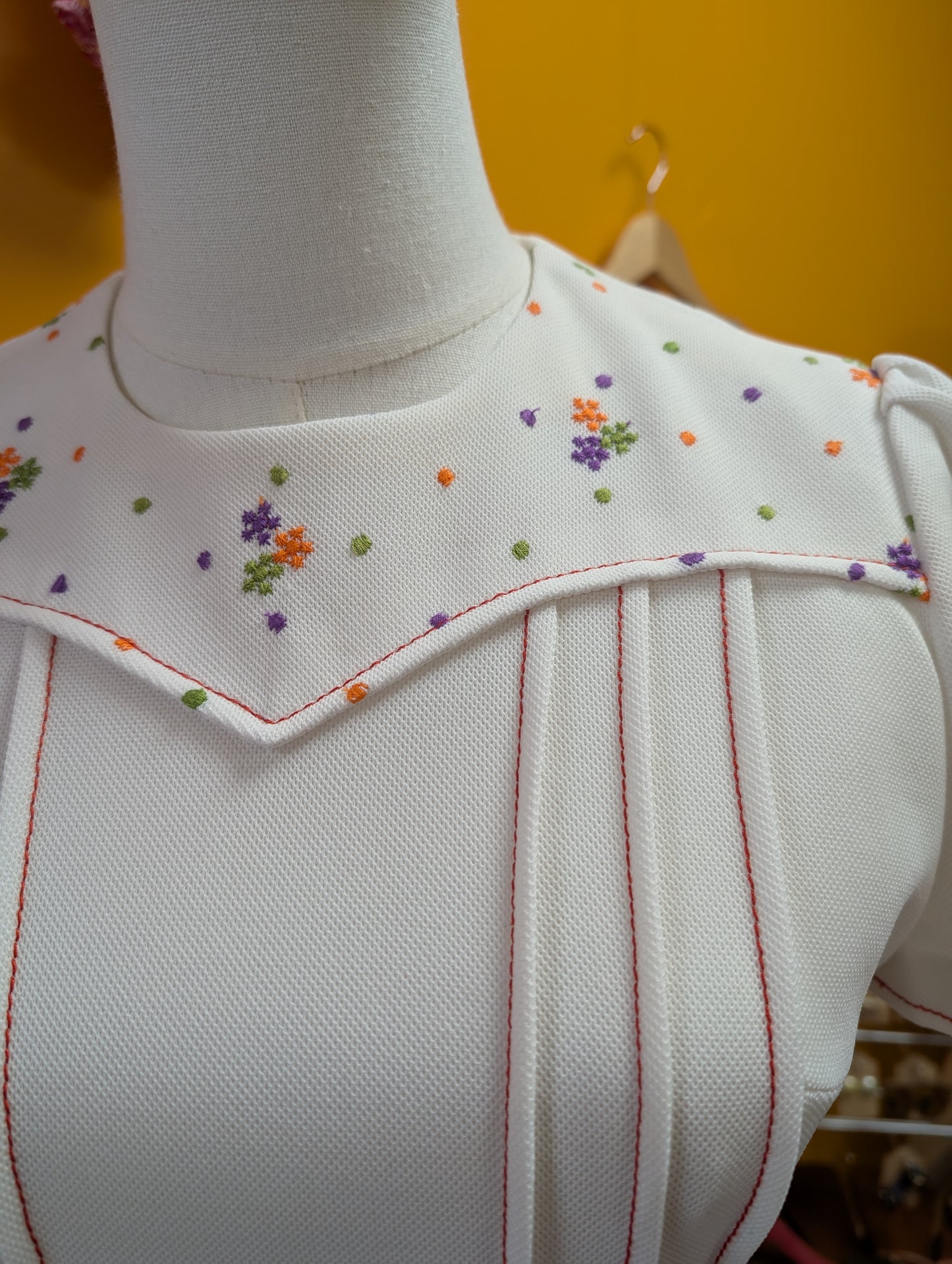 60s/70s embroidered white crimplene mini dress - S/8