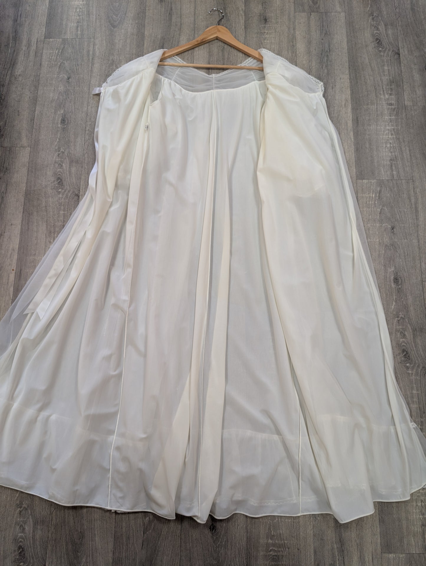 1960s Kayser Bondor flouncy negligee/dressing gown