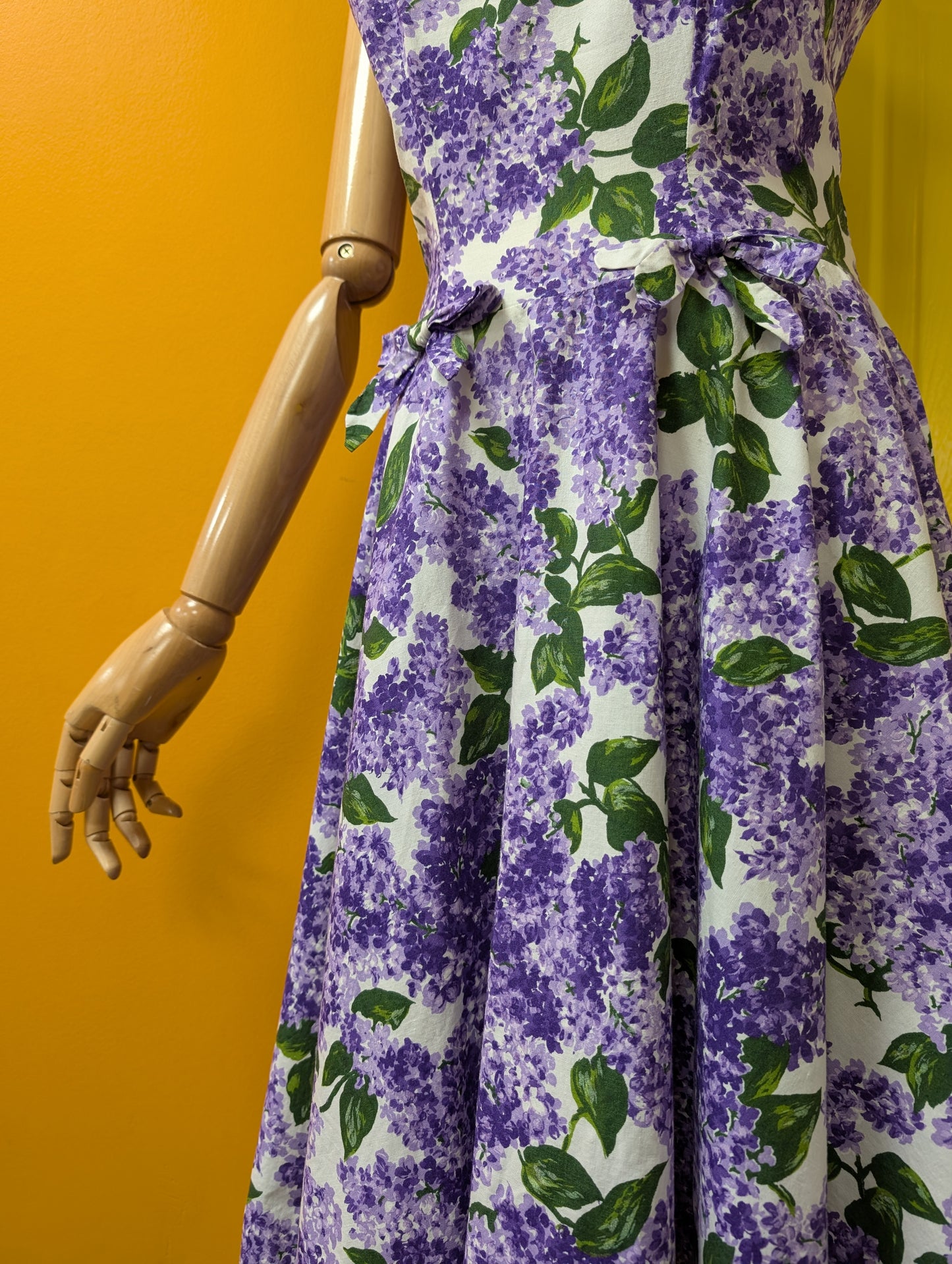 1950s purple floral cotton dress - 37"B 29"W