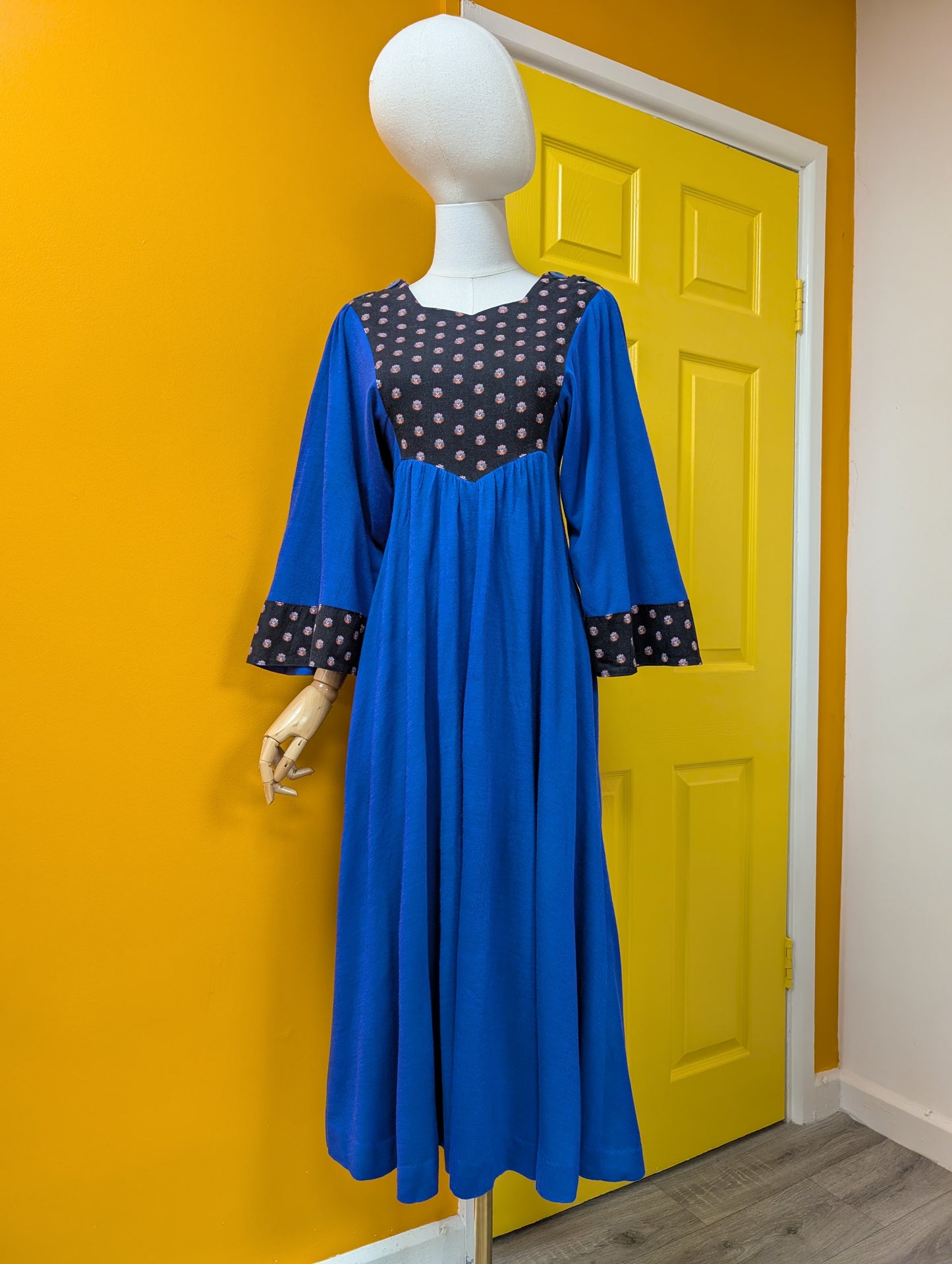 1970s Wallis blue dress with black floral trim - XS/S/6/8