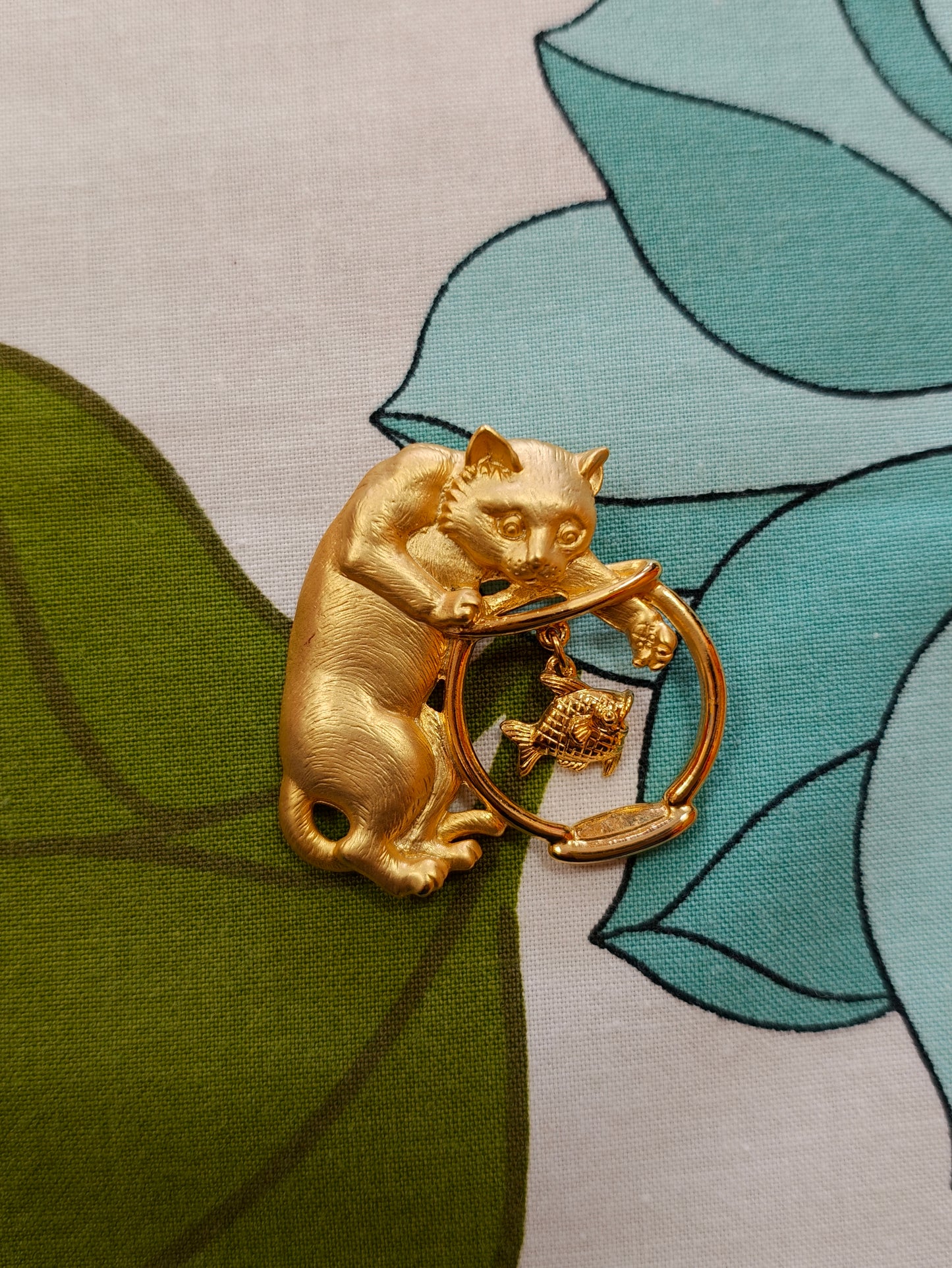 JJ Jonette Jewelry cat in fish bowl gold brooch