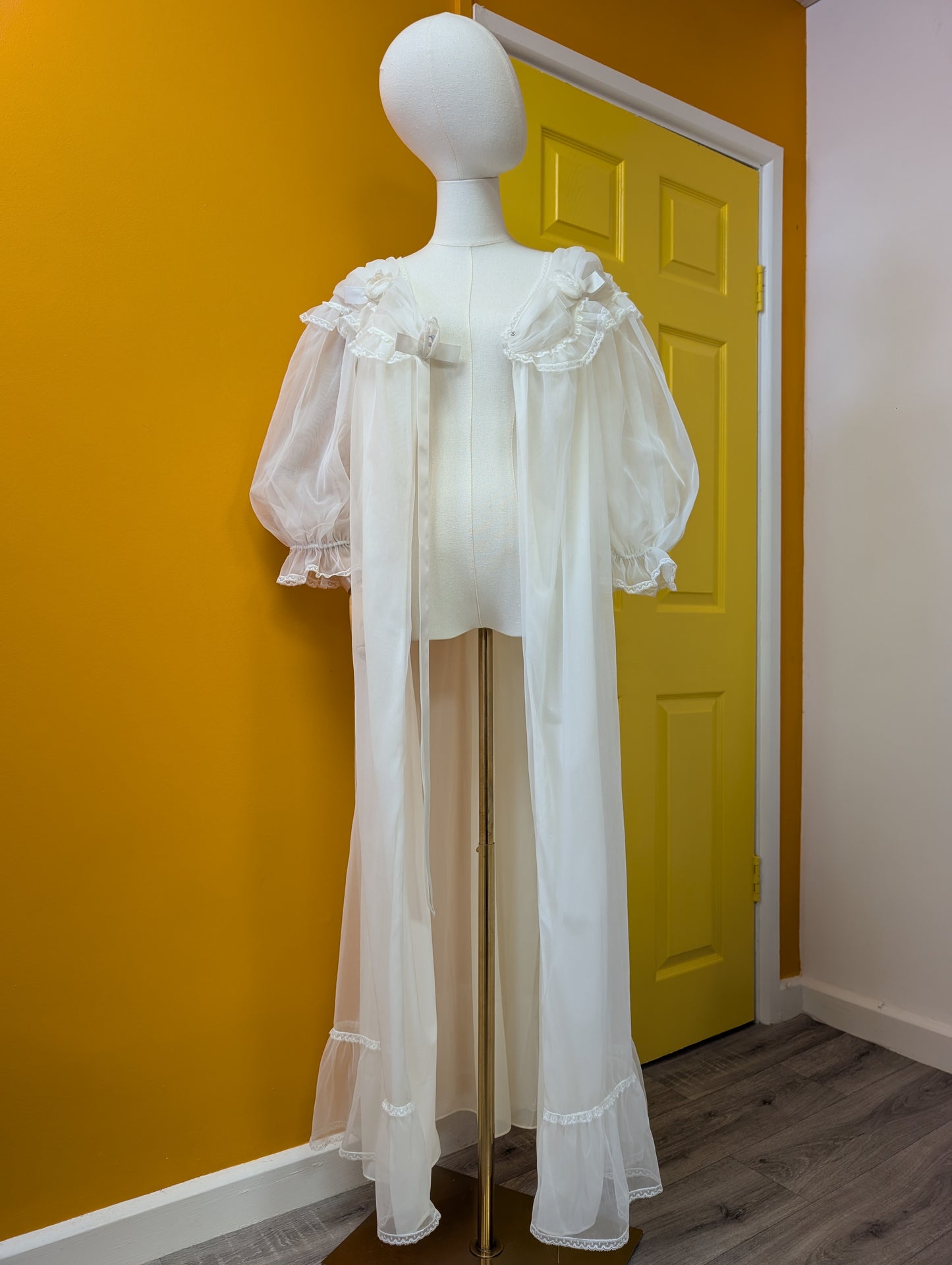 1960s Kayser Bondor flouncy negligee/dressing gown
