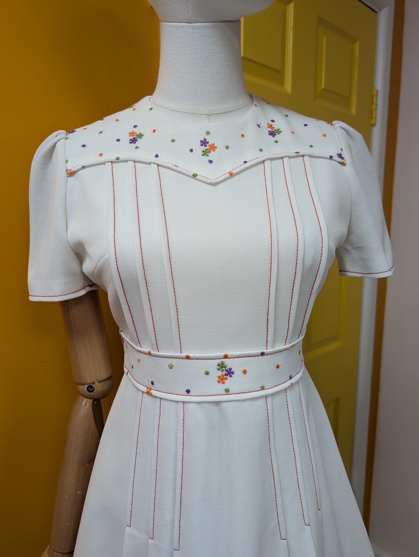 60s/70s embroidered white crimplene mini dress - S/8