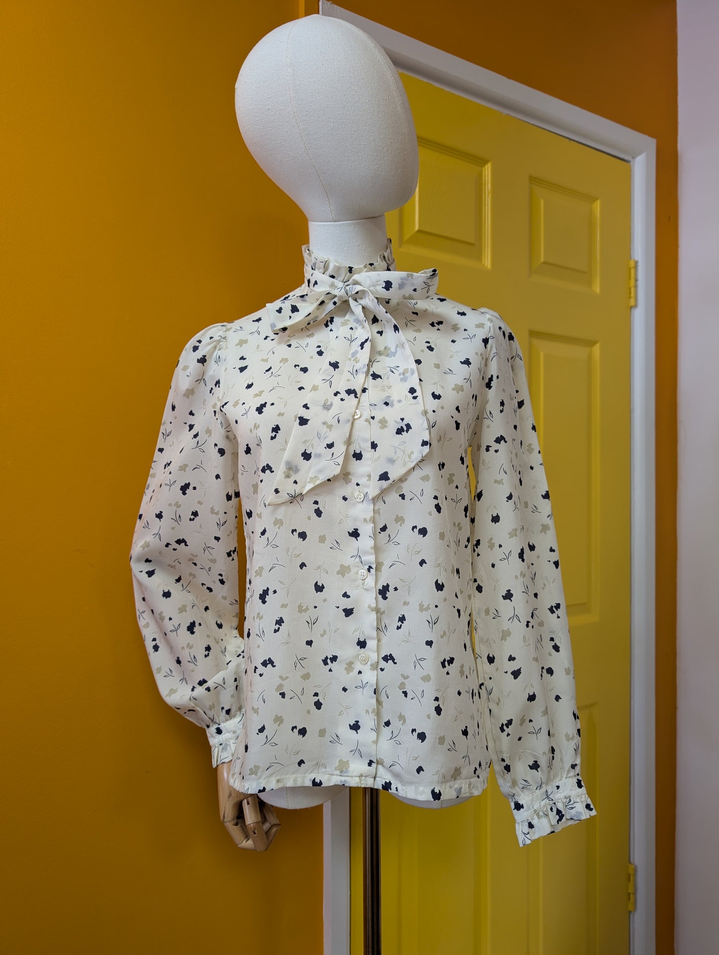 Windsmoor blouse with neck tie - S