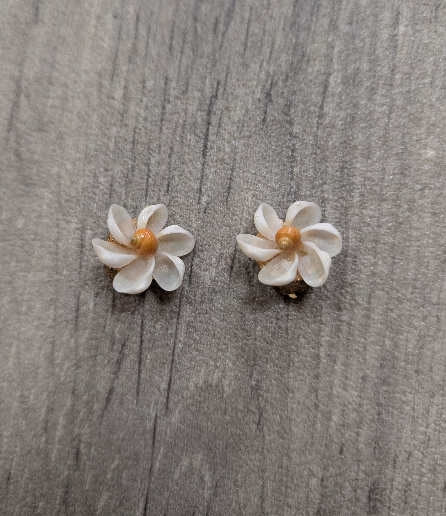 40s/50s seashell clip on earrings