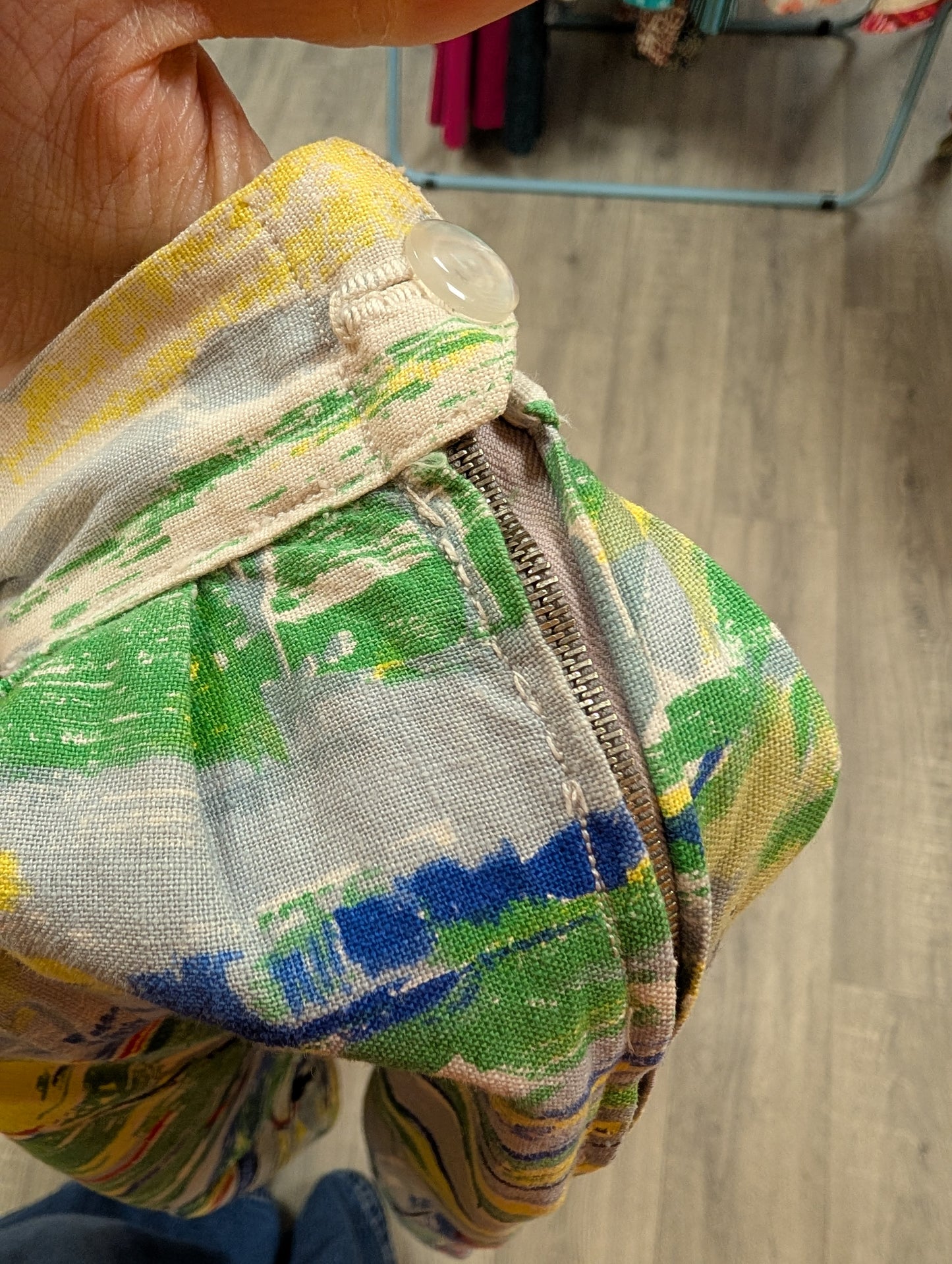 Gorgeous 1950s scenic novelty print cotton skirt - 26" waist