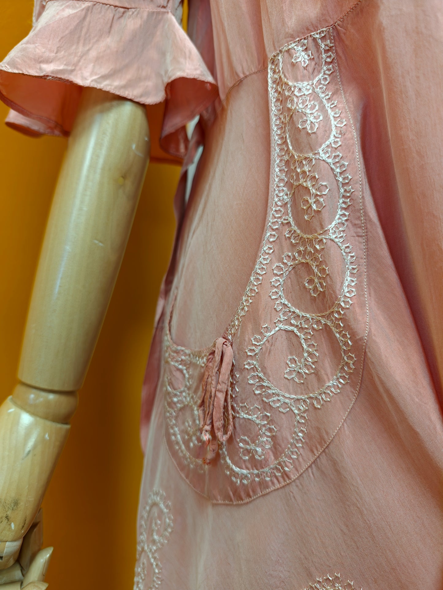 Gorgeous 1940s pink embroidered taffeta dressing gown/robe - L
