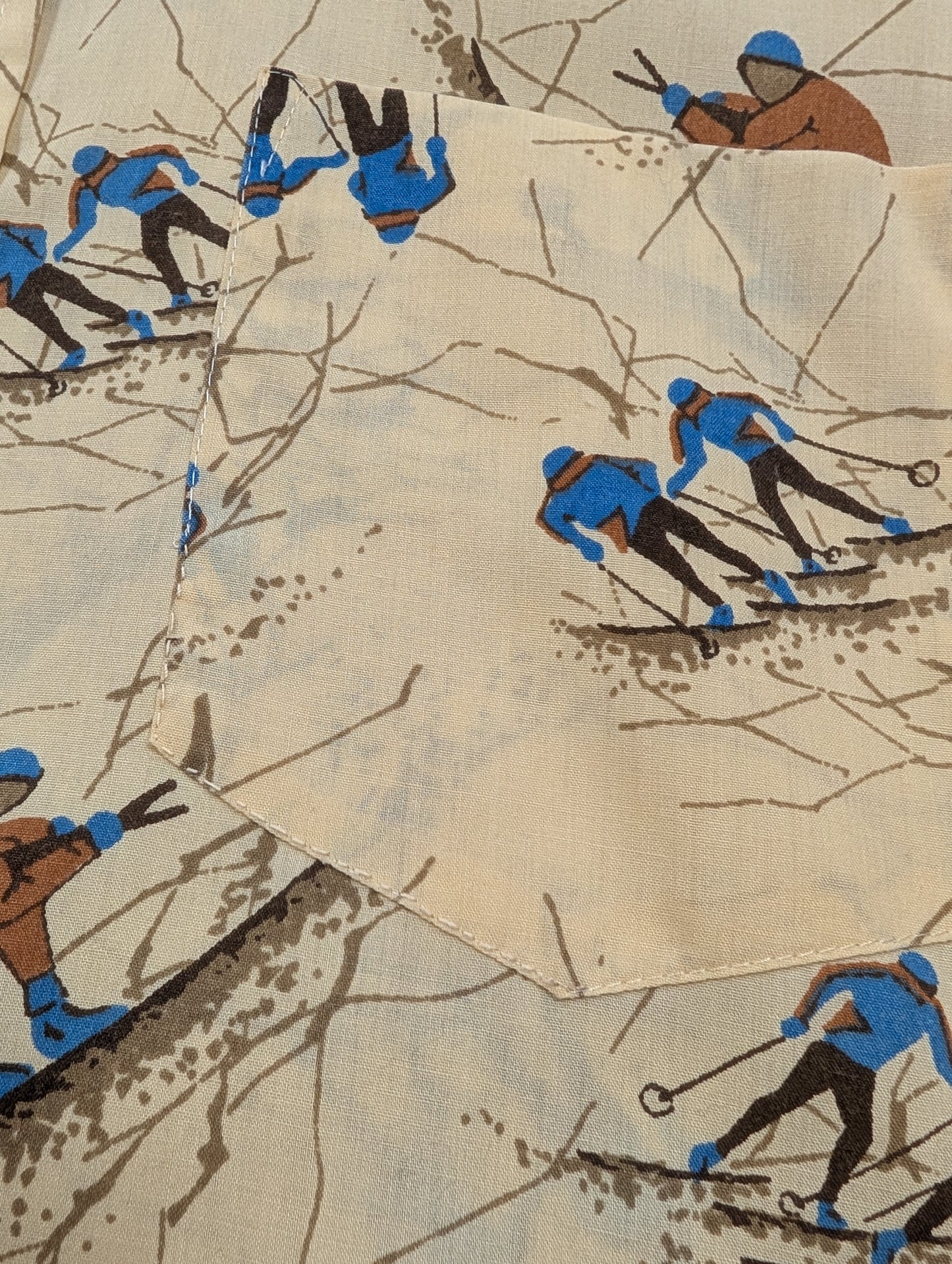 1970s novelty skiing print dagger collar shirt