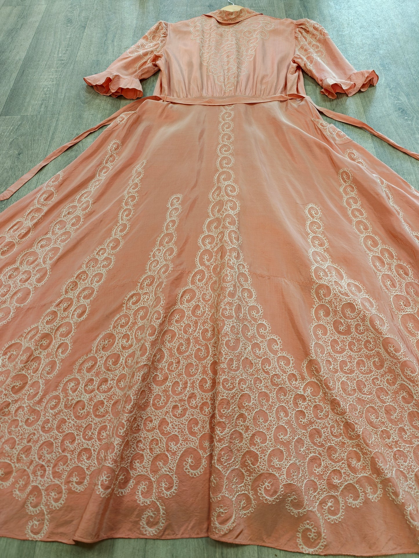 Gorgeous 1940s pink embroidered taffeta dressing gown/robe - L