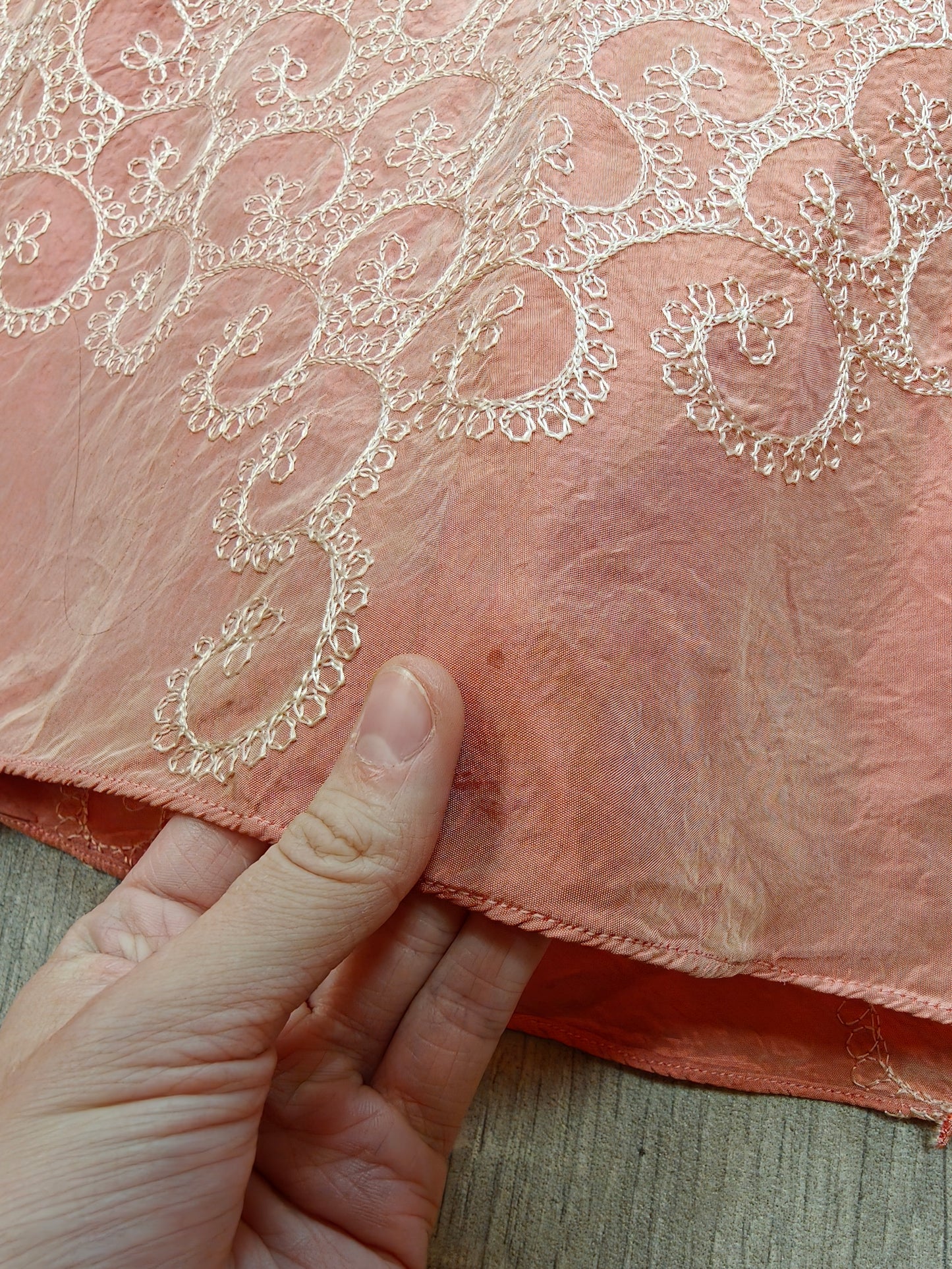 Gorgeous 1940s pink embroidered taffeta dressing gown/robe - L