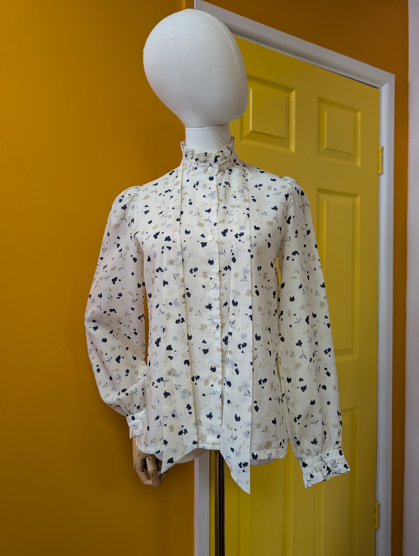 Windsmoor blouse with neck tie - S