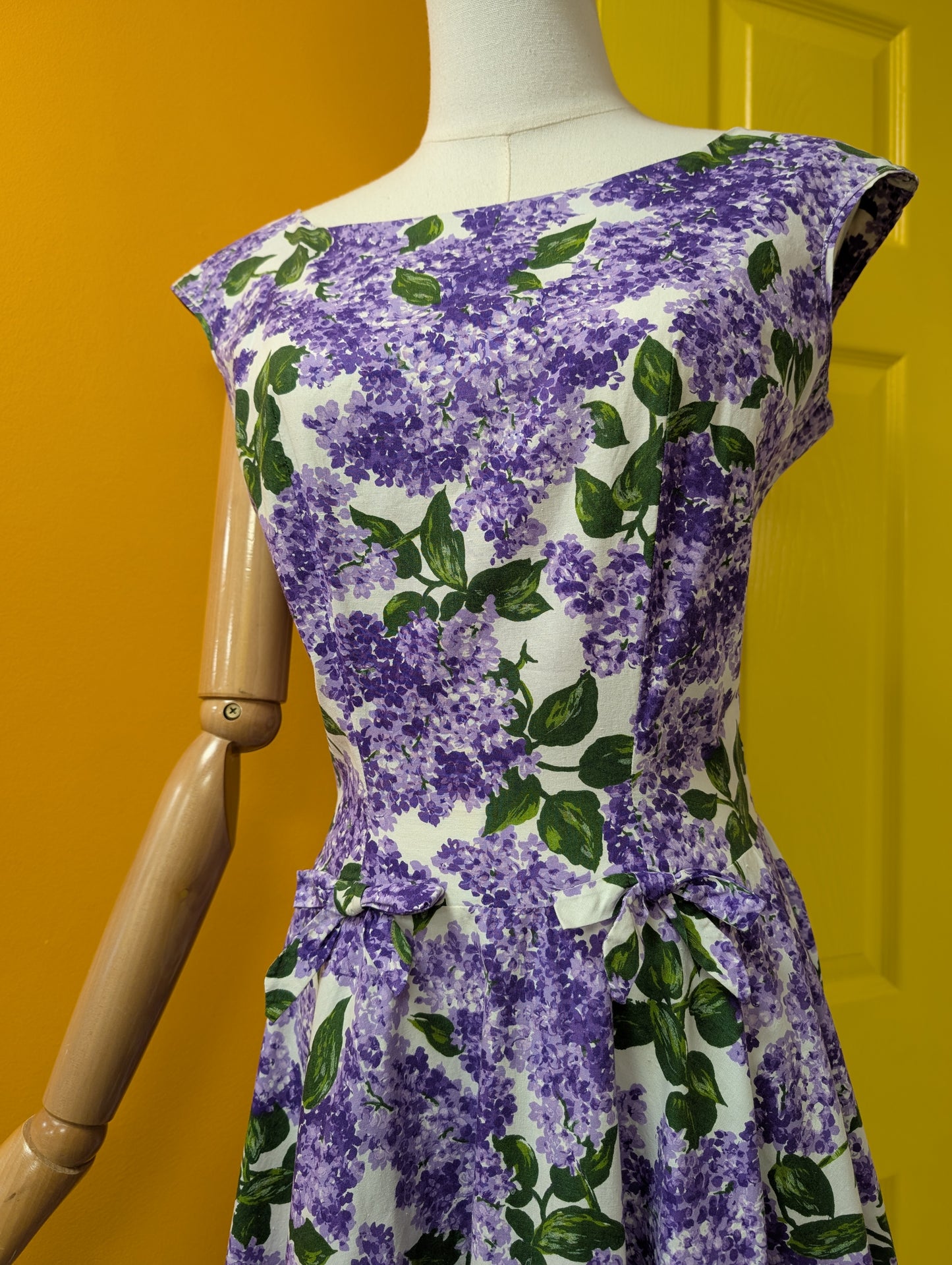 1950s purple floral cotton dress - 37"B 29"W