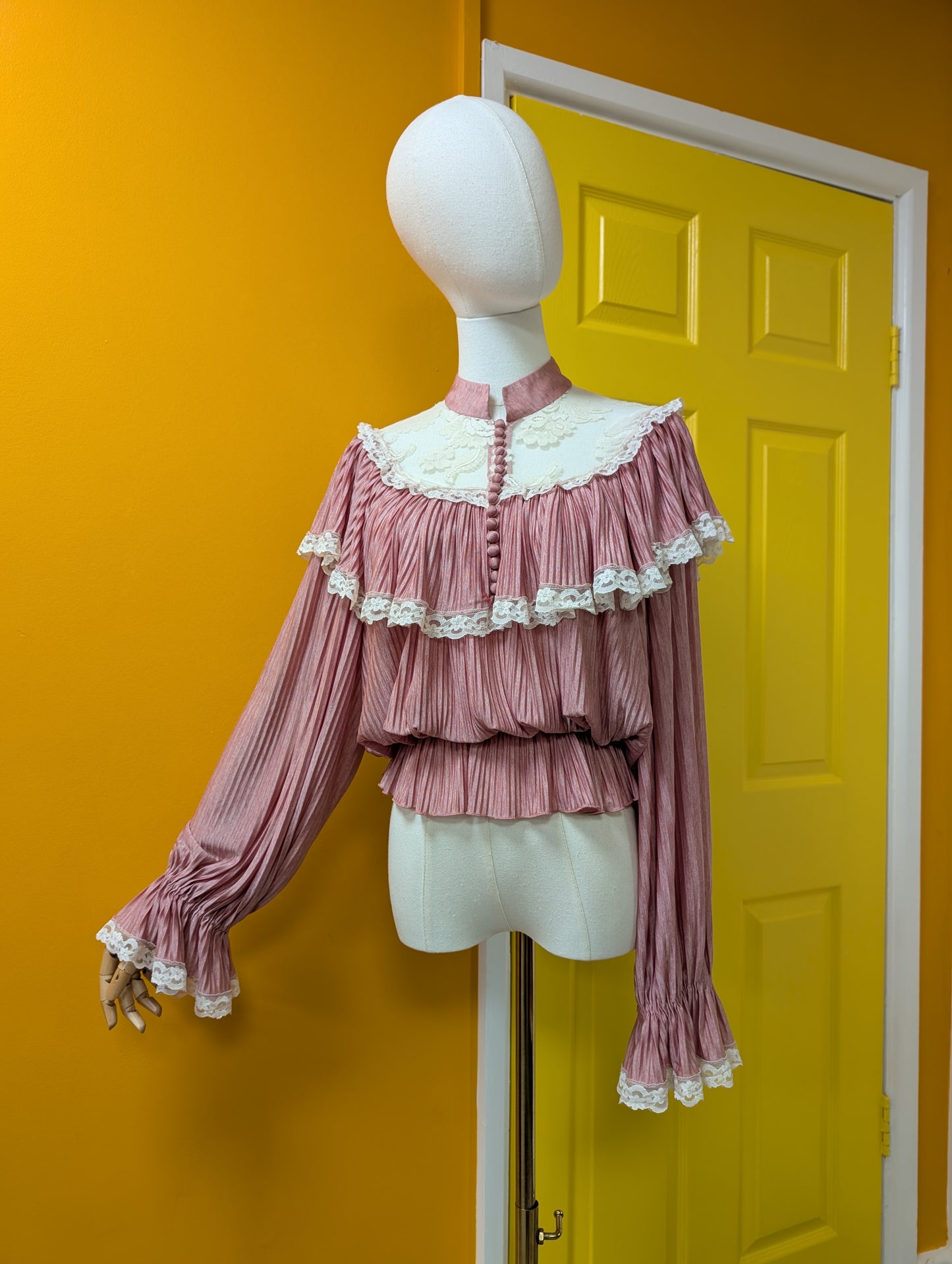 1970s Hershelle Young Mayfair dusky pink lace trim blouse - XS/S