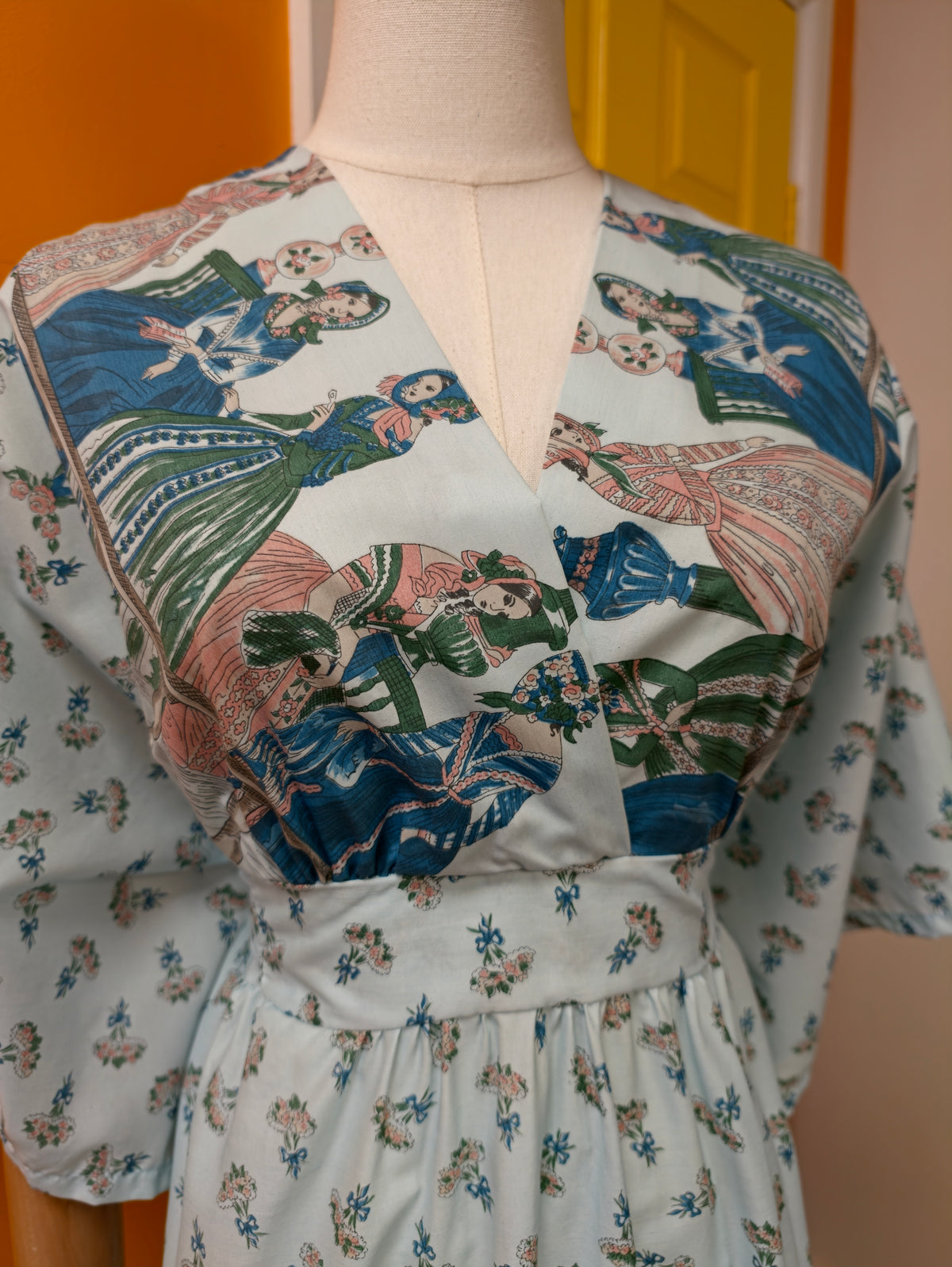 Beautiful 1970s novelty print dress - M