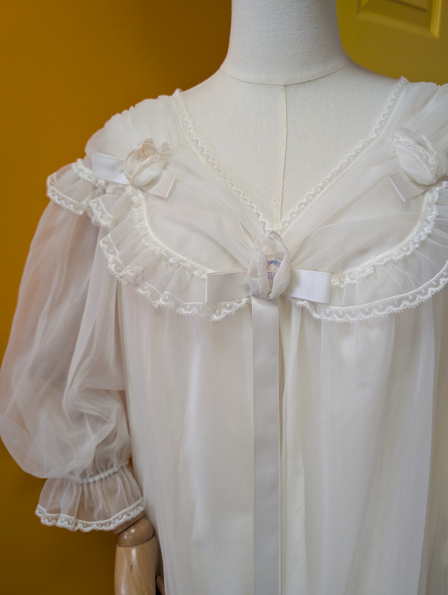1960s Kayser Bondor flouncy negligee/dressing gown