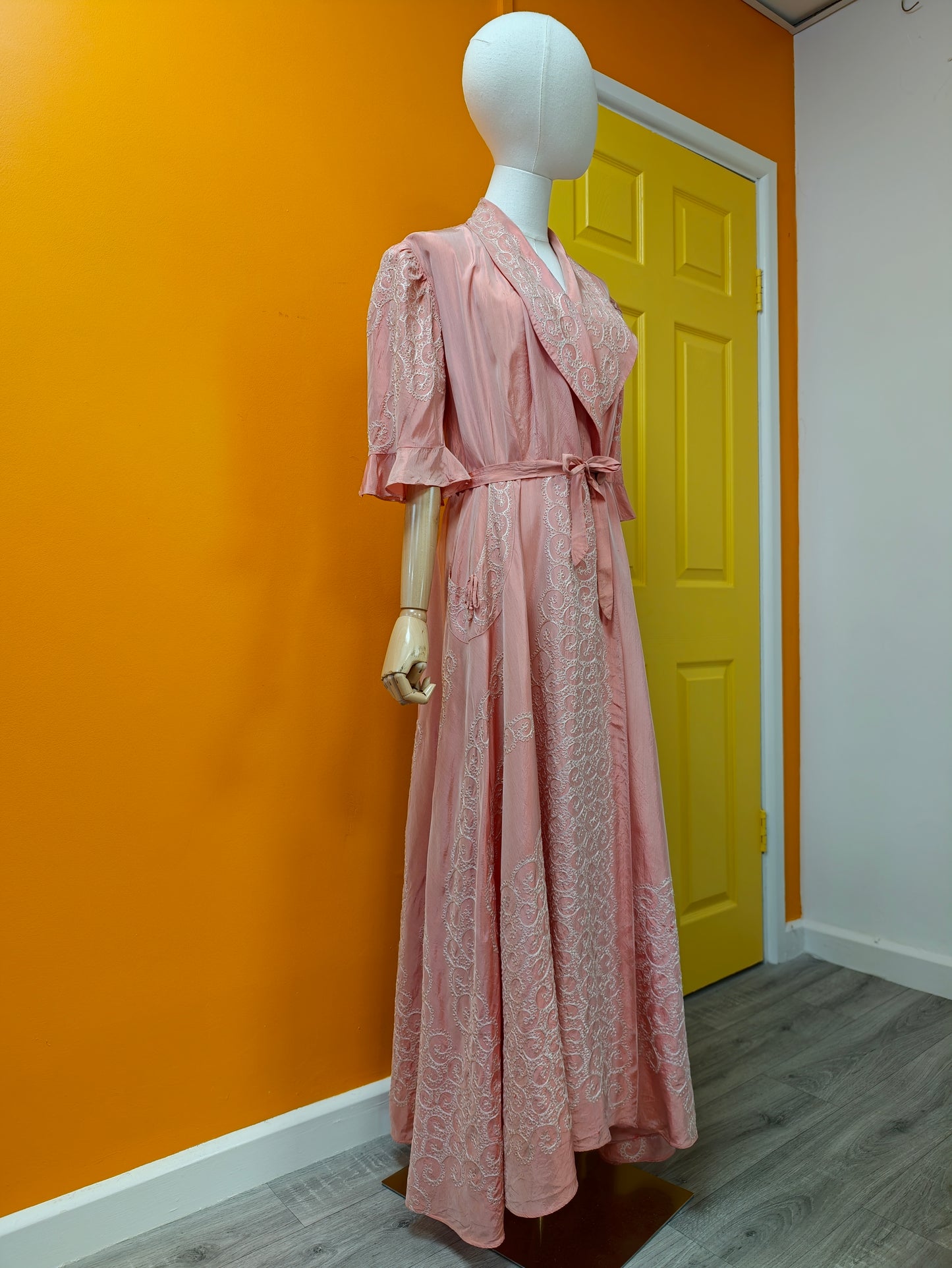 Gorgeous 1940s pink embroidered taffeta dressing gown/robe - L