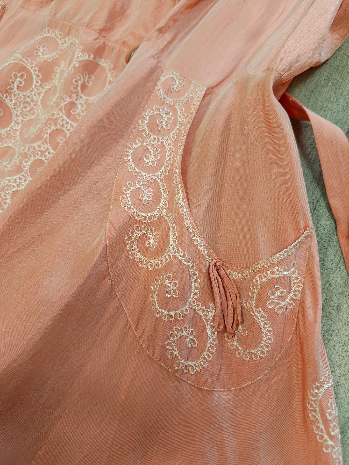 Gorgeous 1940s pink embroidered taffeta dressing gown/robe - L