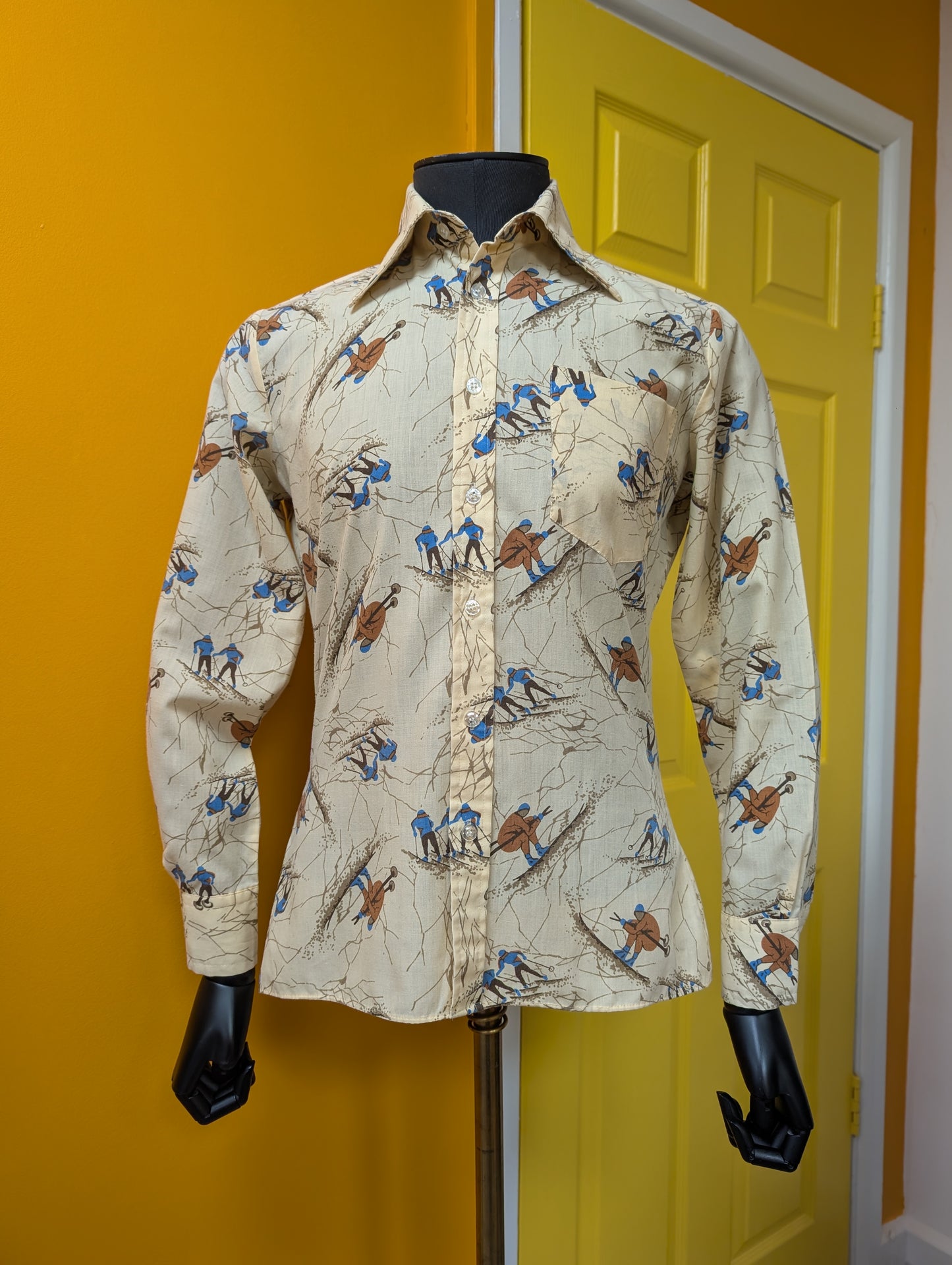 1970s novelty skiing print dagger collar shirt