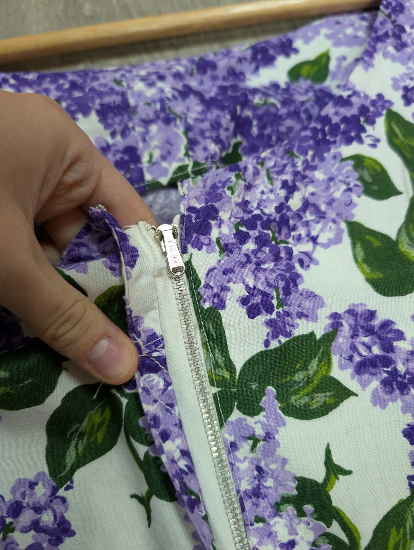 1950s purple floral cotton dress - 37"B 29"W