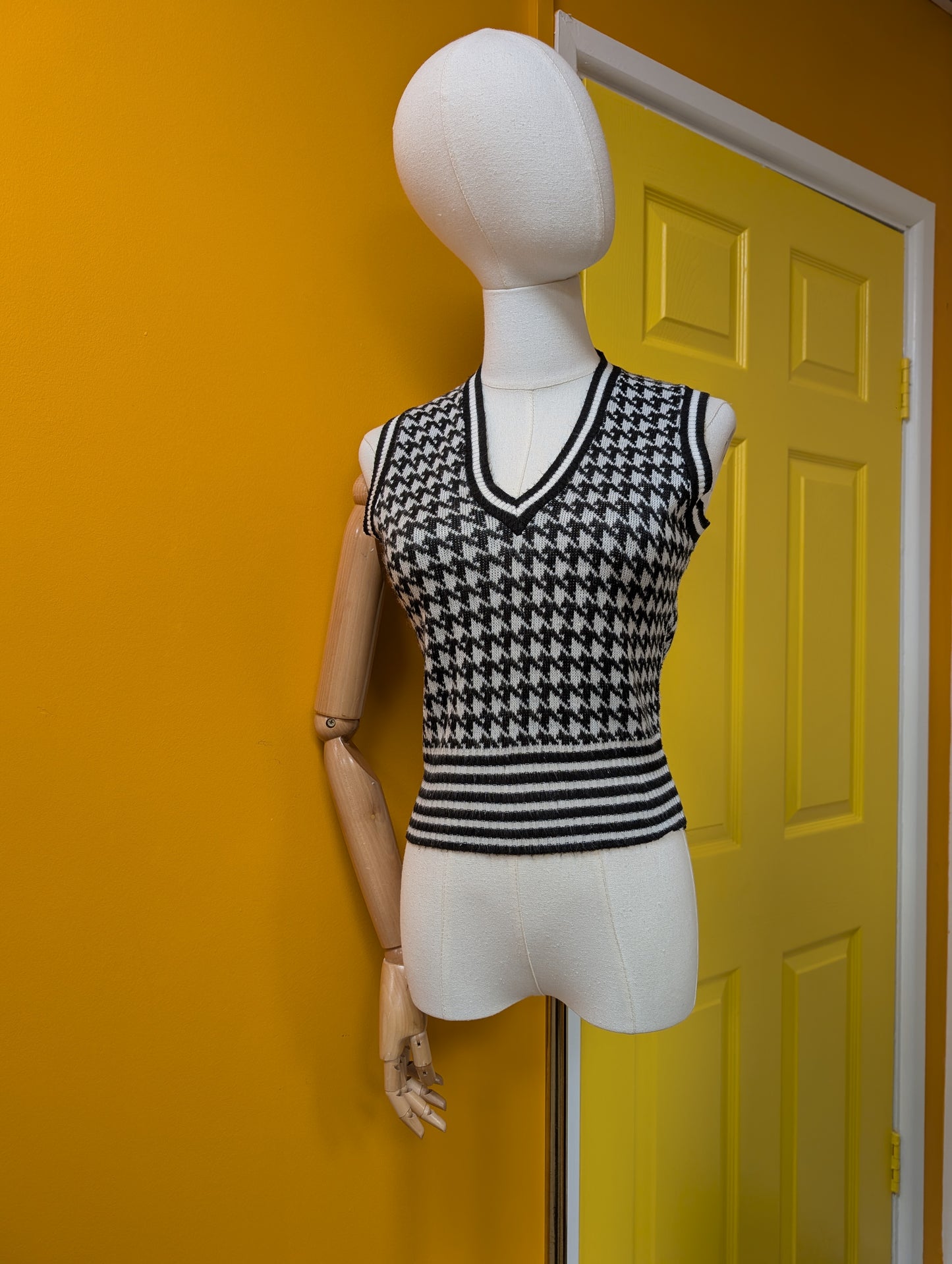 1970s black & white dogtooth vest - XS/S