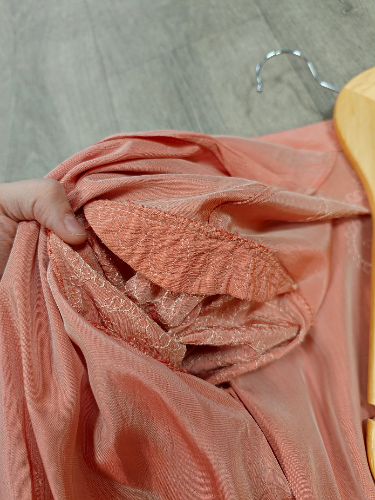Gorgeous 1940s pink embroidered taffeta dressing gown/robe - L