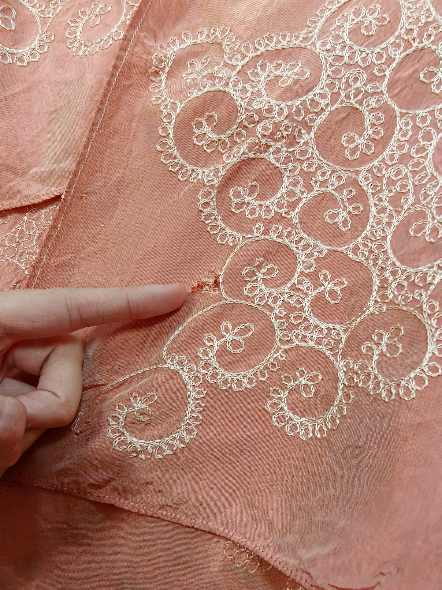 Gorgeous 1940s pink embroidered taffeta dressing gown/robe - L