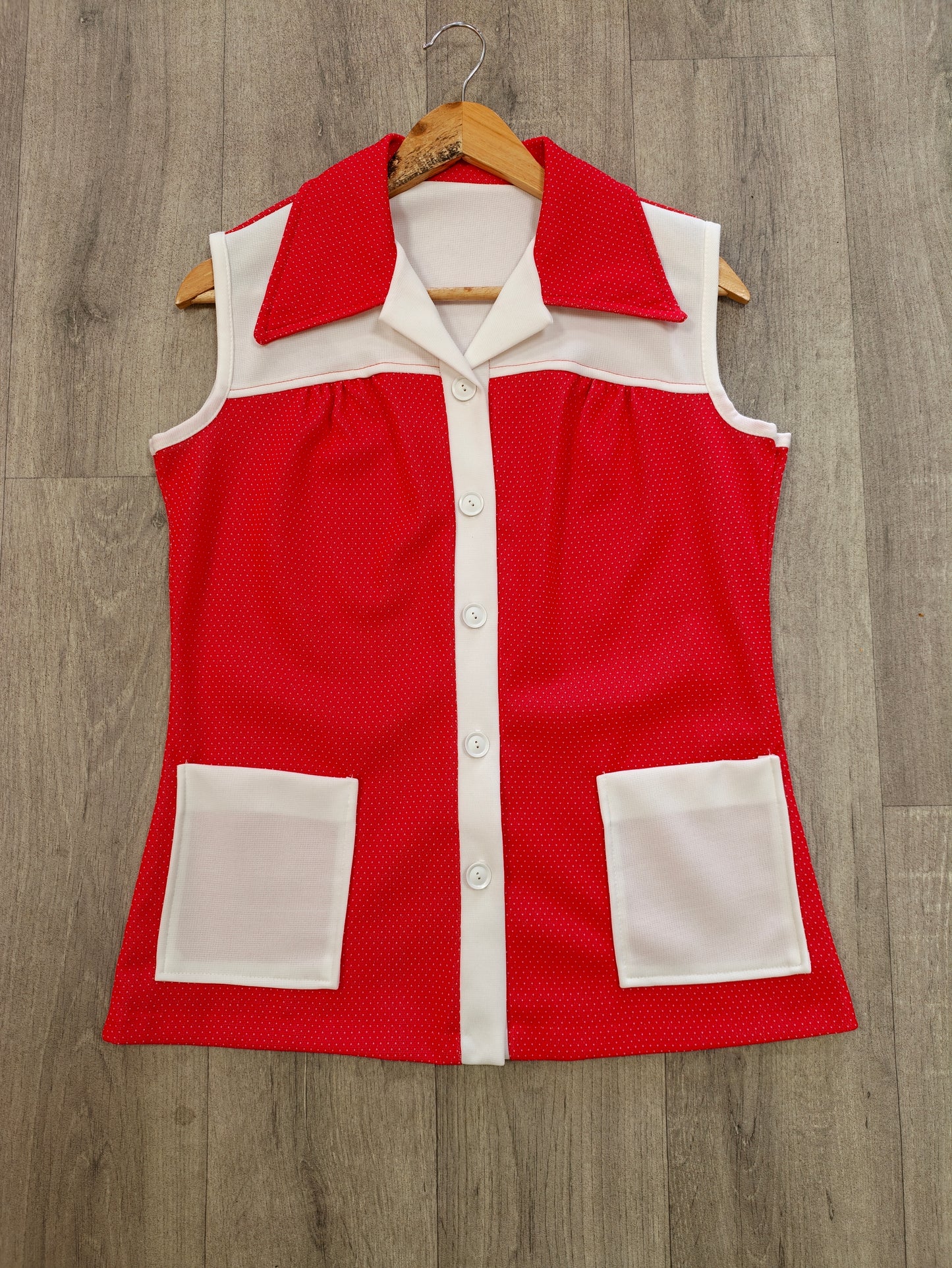 1970s red & white spotty top - M