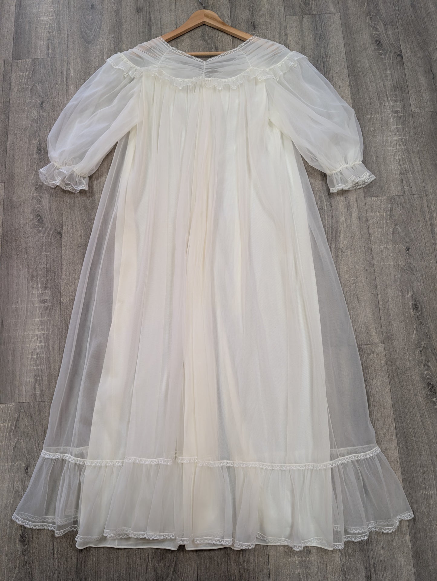 1960s Kayser Bondor flouncy negligee/dressing gown