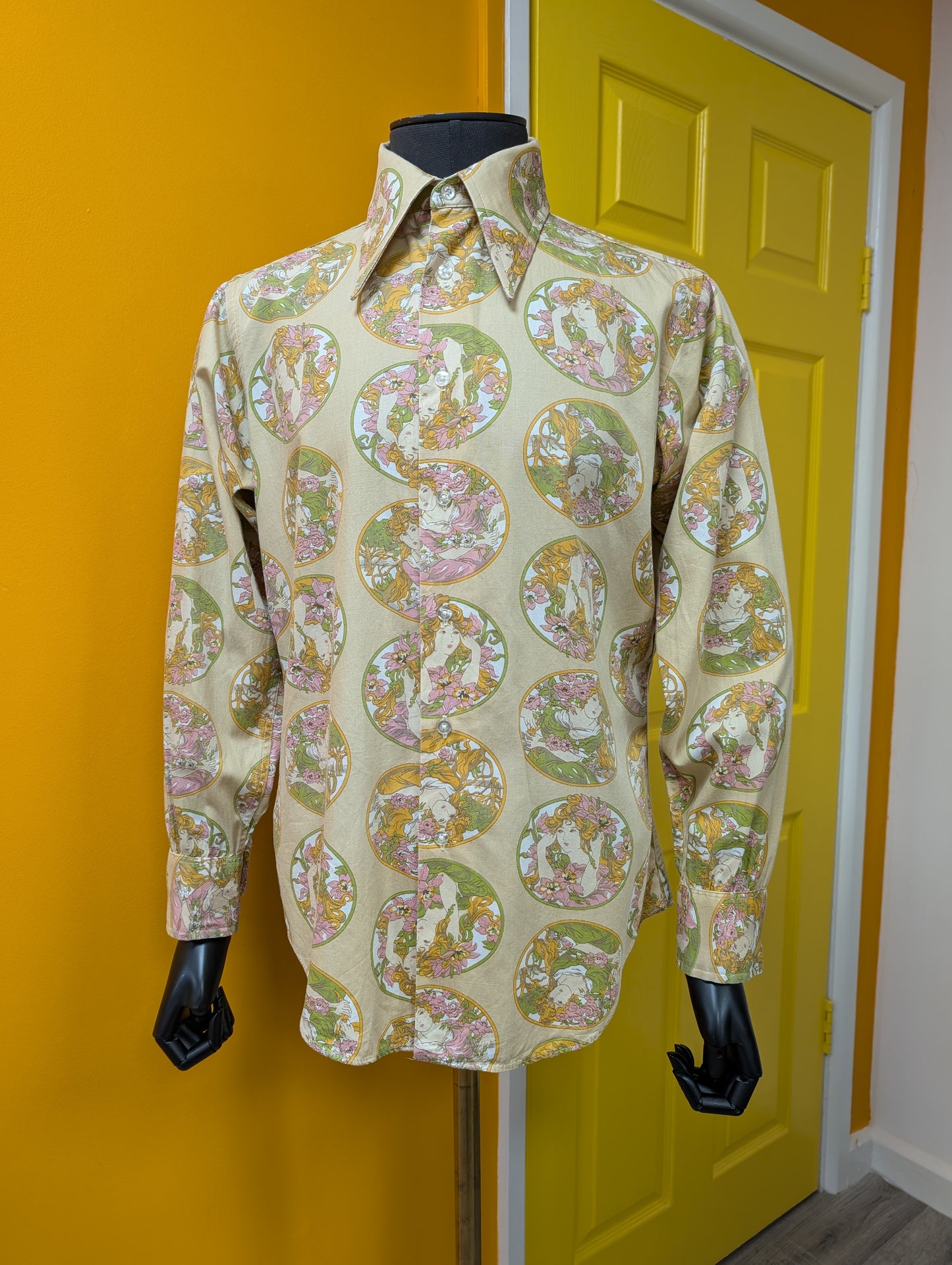 1970s Alphonse Mucha Art Nouveau novelty print dagger collar shirt