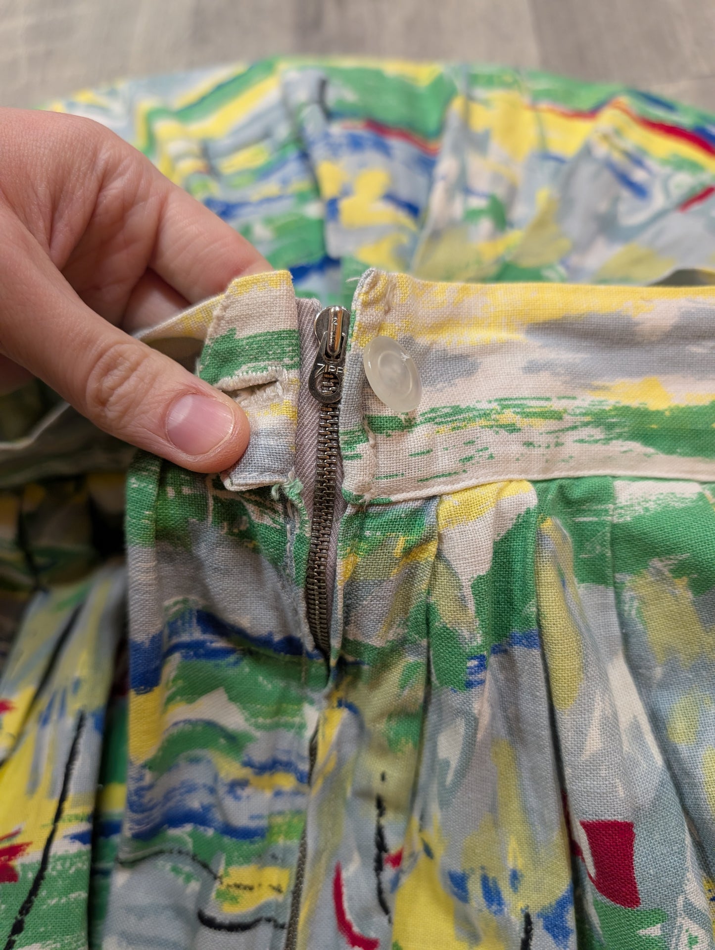 Gorgeous 1950s scenic novelty print cotton skirt - 26" waist