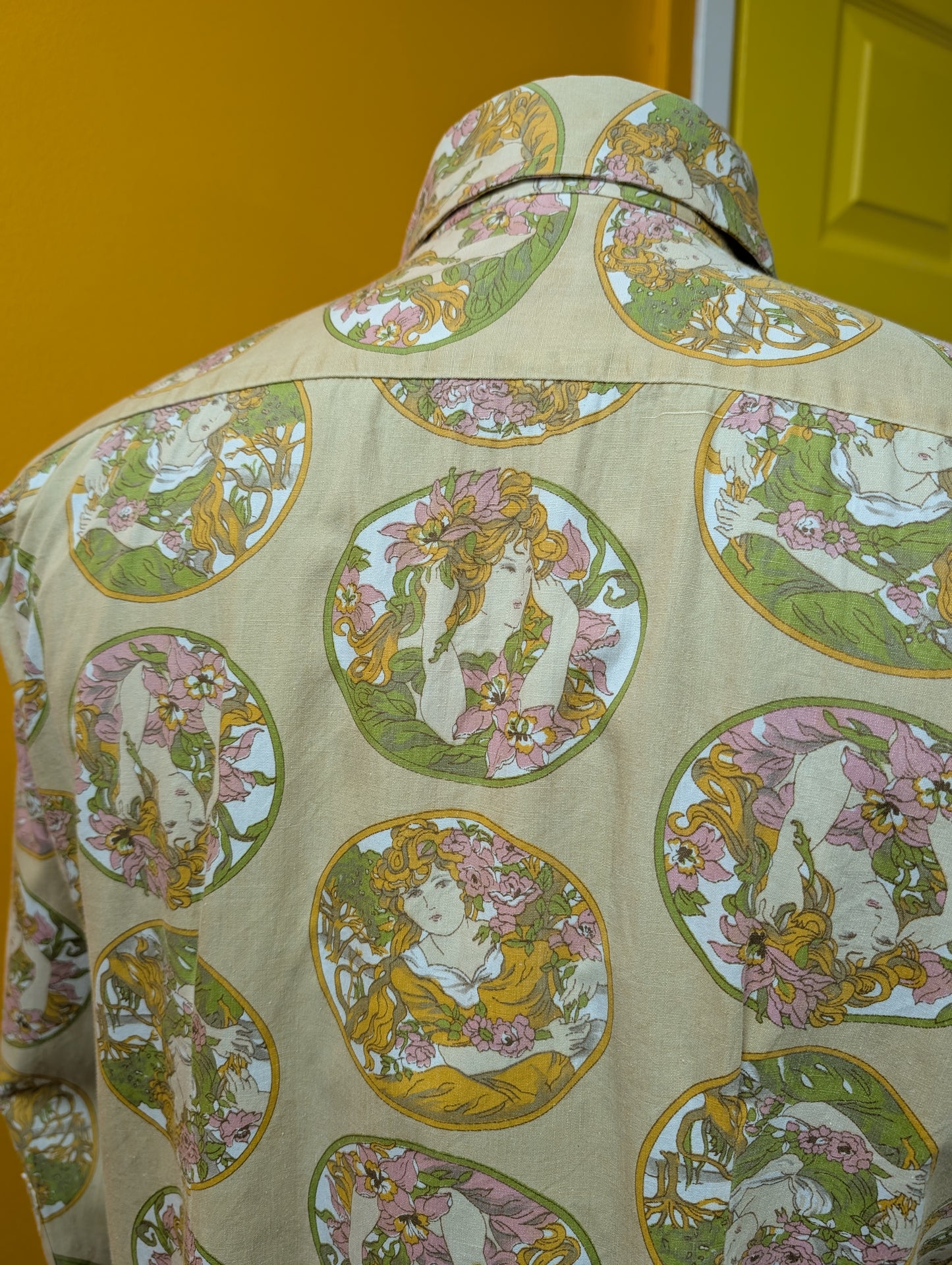 1970s Alphonse Mucha Art Nouveau novelty print dagger collar shirt