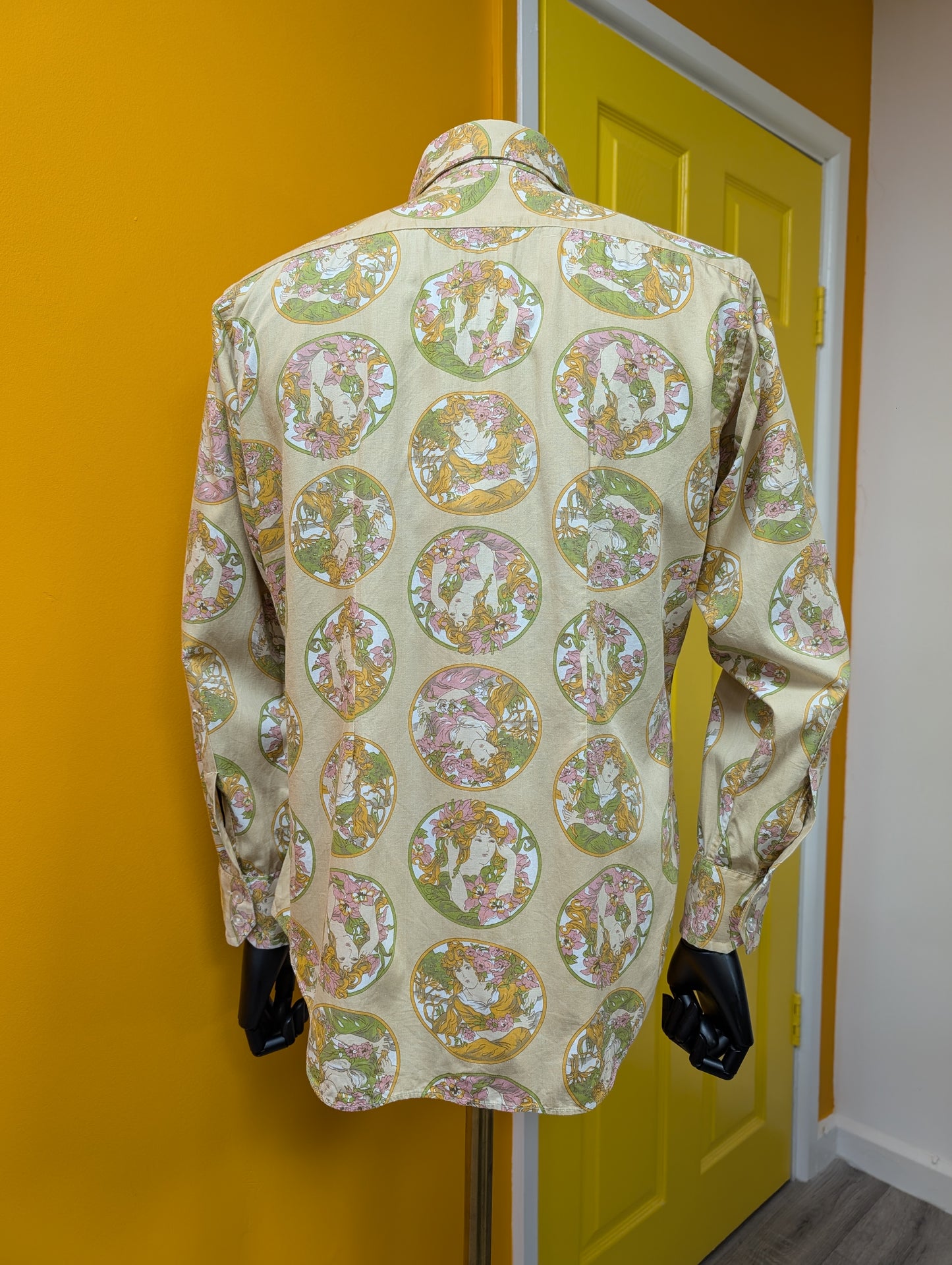 1970s Alphonse Mucha Art Nouveau novelty print dagger collar shirt