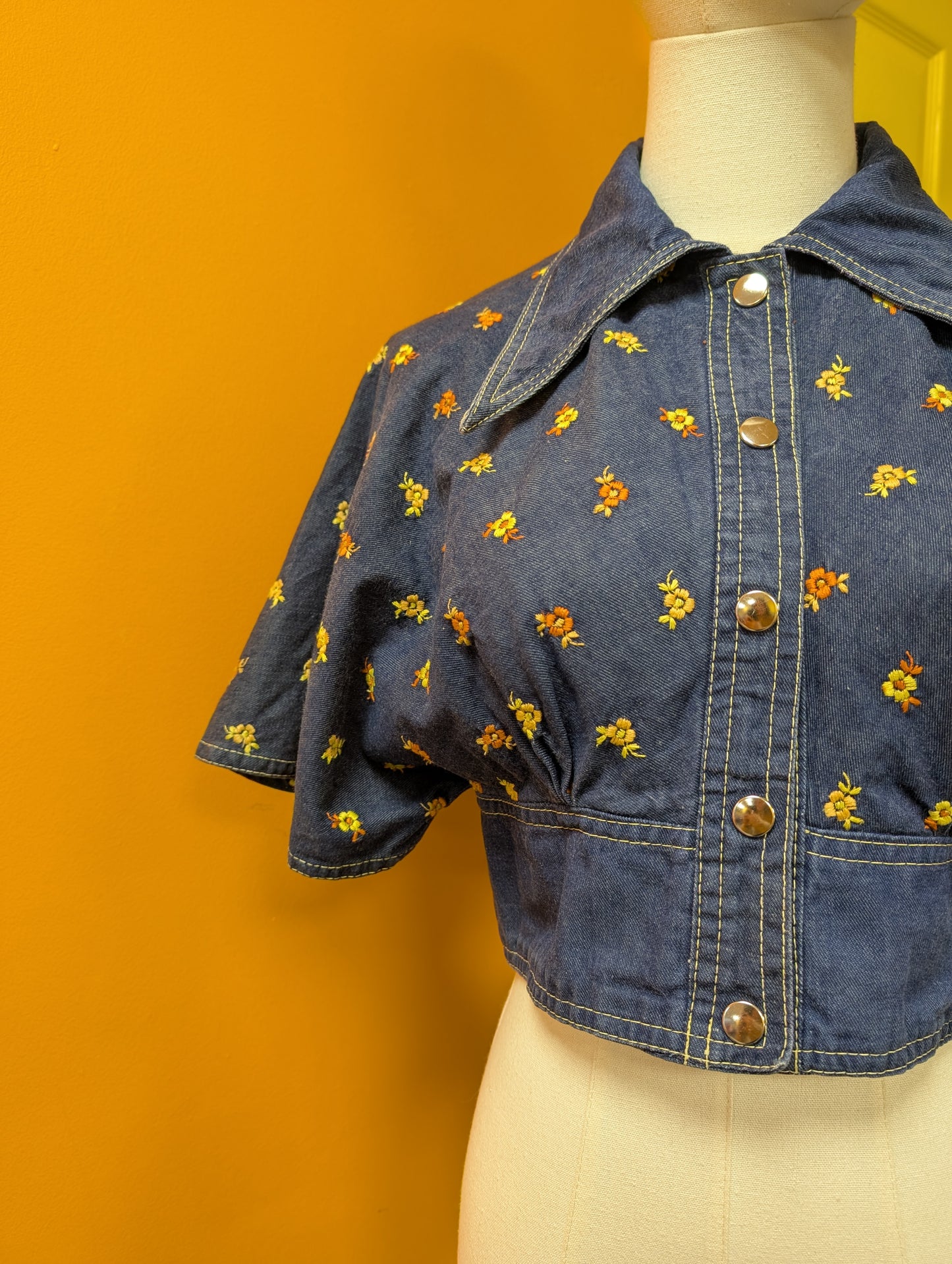 1970s embroidered denim cropped shirt - S