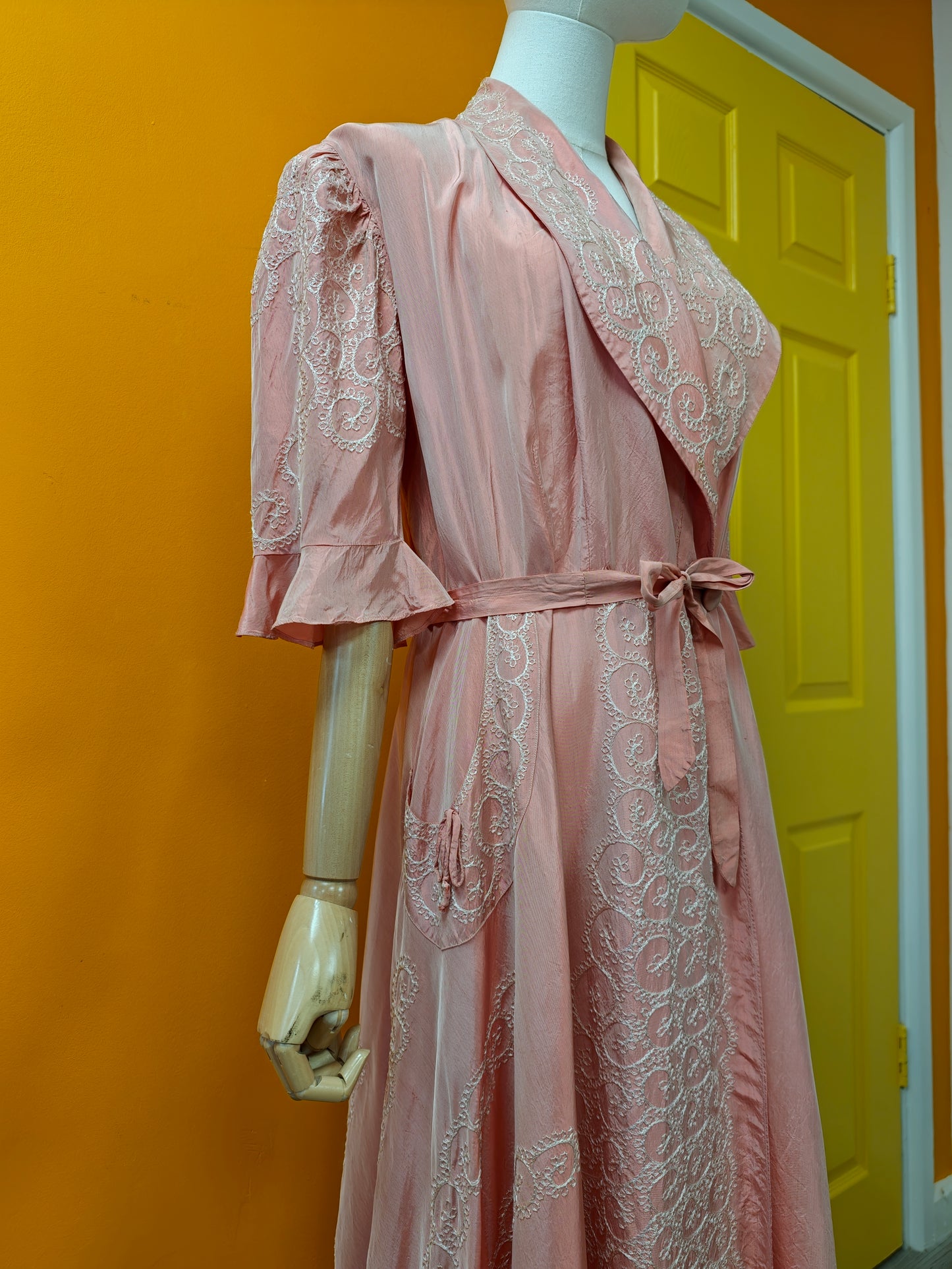 Gorgeous 1940s pink embroidered taffeta dressing gown/robe - L