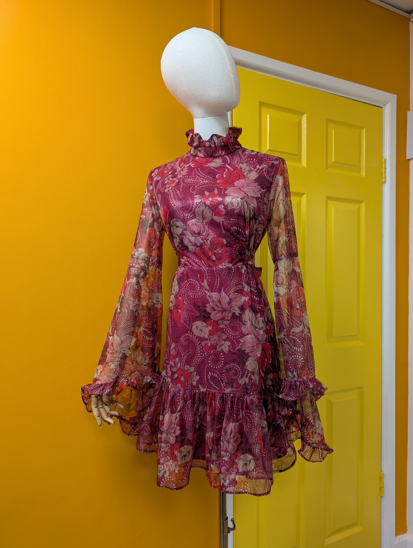 Gorgeous 1970s dress with fabulous sleeves - S/8