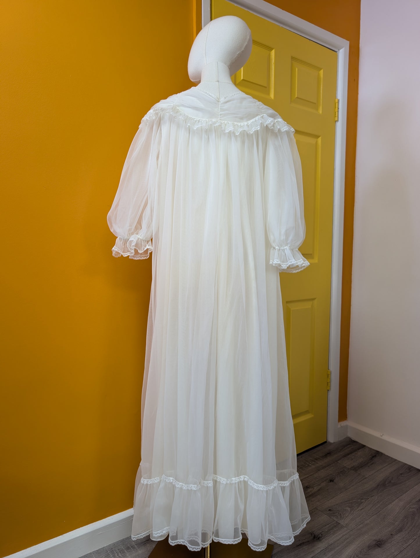 1960s Kayser Bondor flouncy negligee/dressing gown