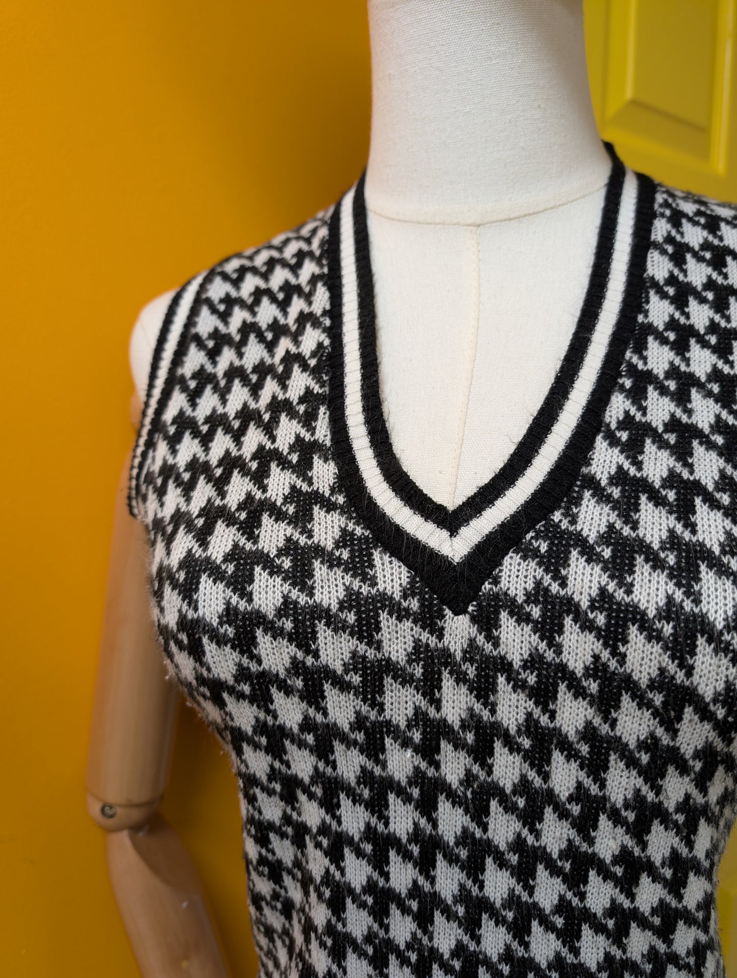 1970s black & white dogtooth vest - XS/S