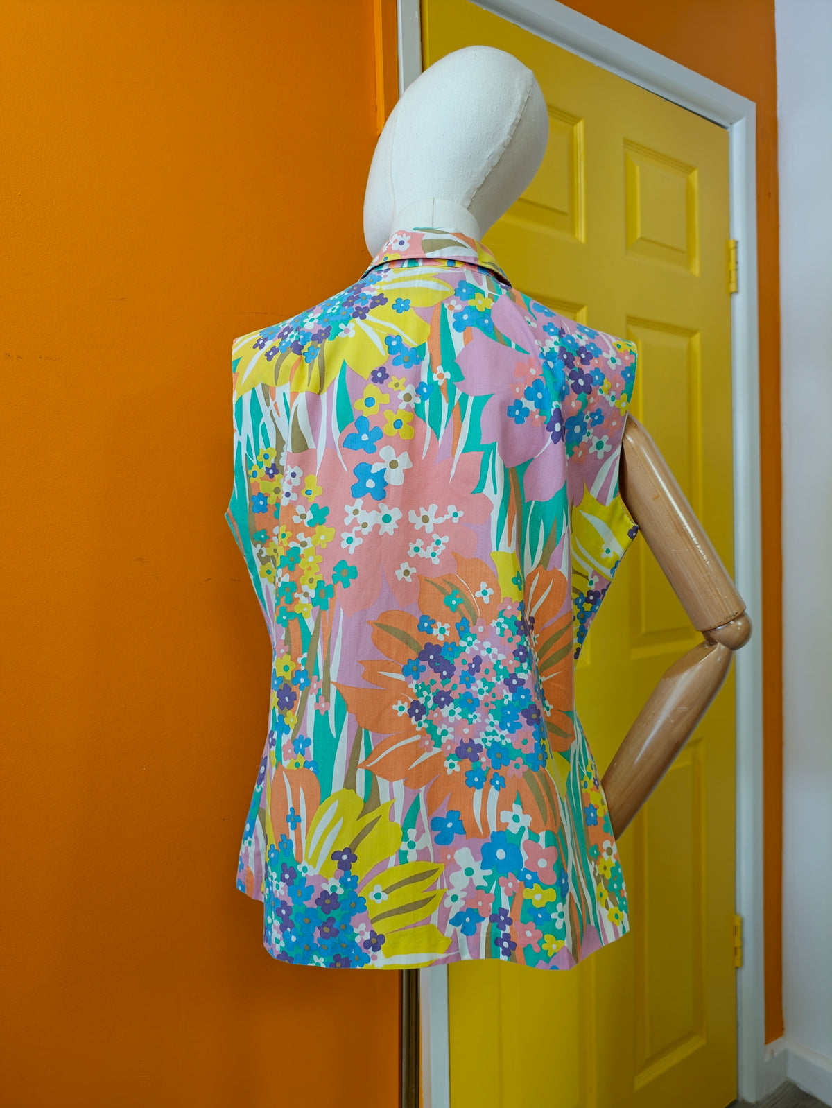 1970s psychedelic floral sleeveless top - M/L