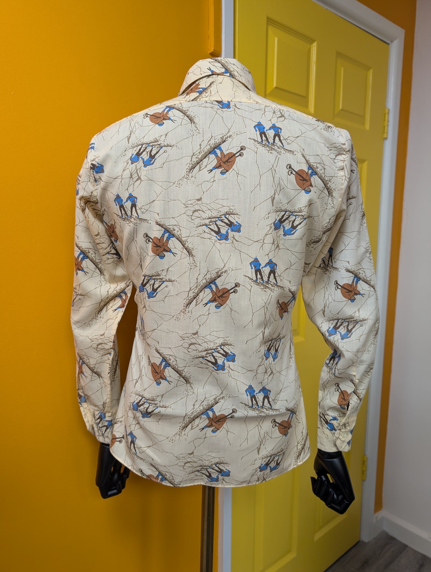 1970s novelty skiing print dagger collar shirt