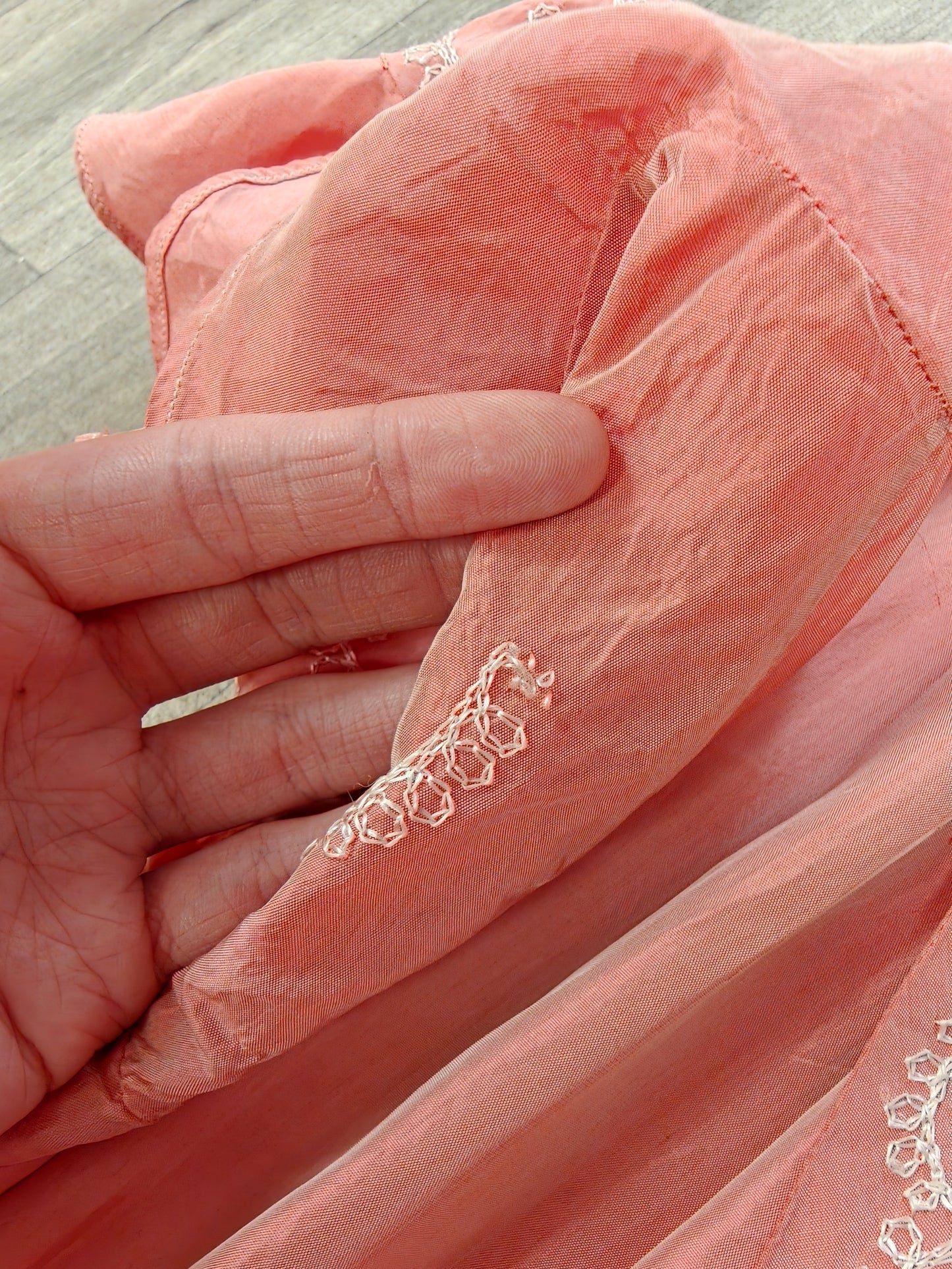 Gorgeous 1940s pink embroidered taffeta dressing gown/robe - L