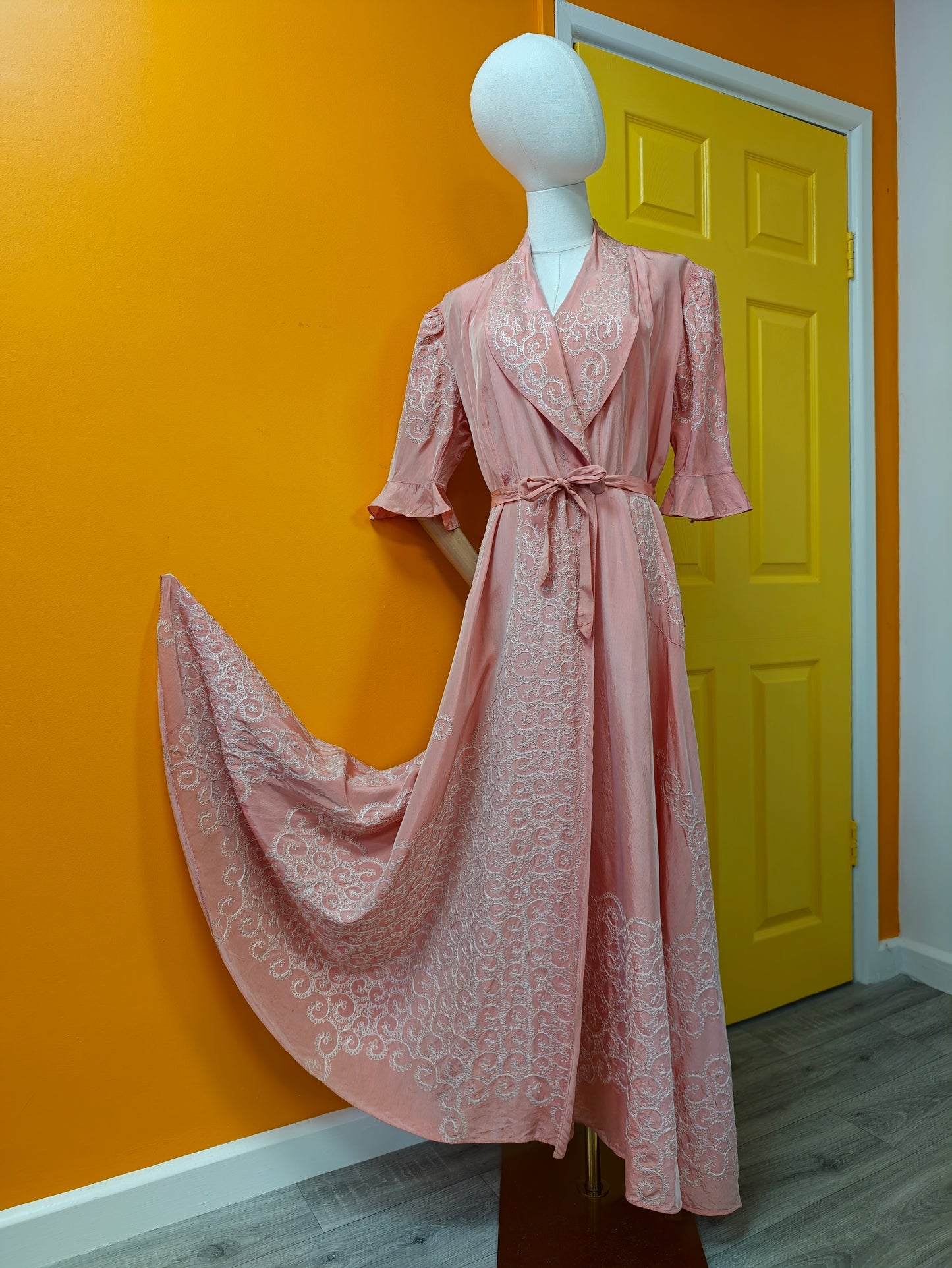 Gorgeous 1940s pink embroidered taffeta dressing gown/robe - L