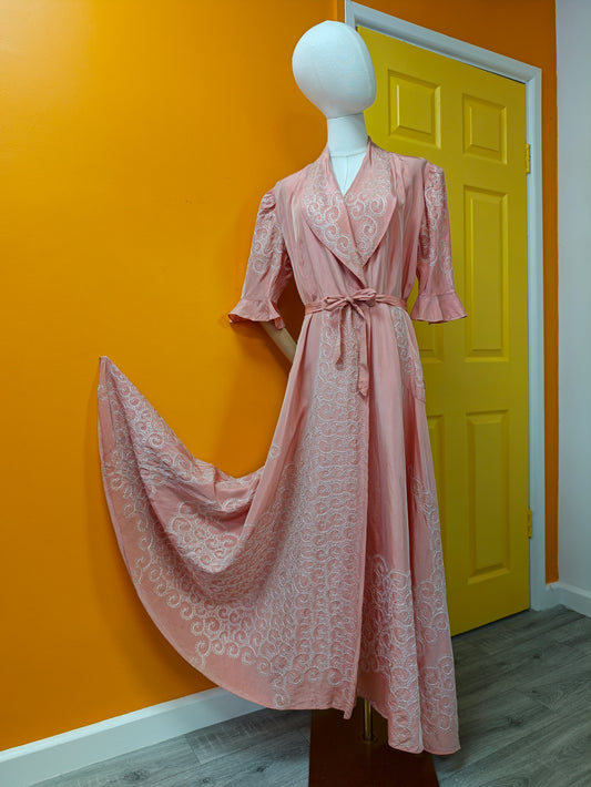 Gorgeous 1940s pink embroidered taffeta dressing gown/robe - L