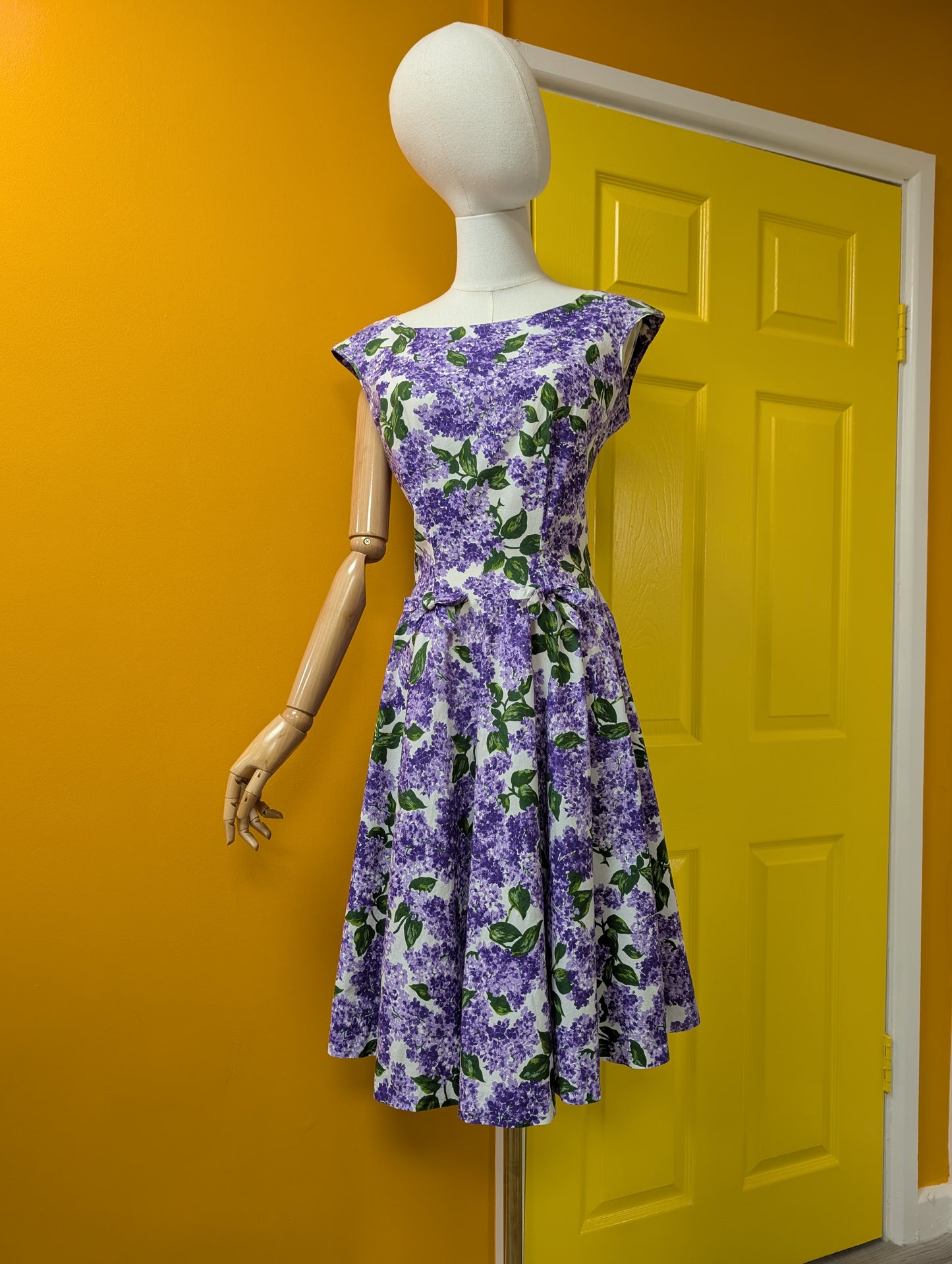 1950s purple floral cotton dress - 37"B 29"W