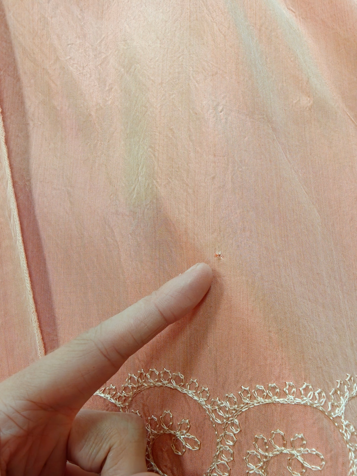 Gorgeous 1940s pink embroidered taffeta dressing gown/robe - L